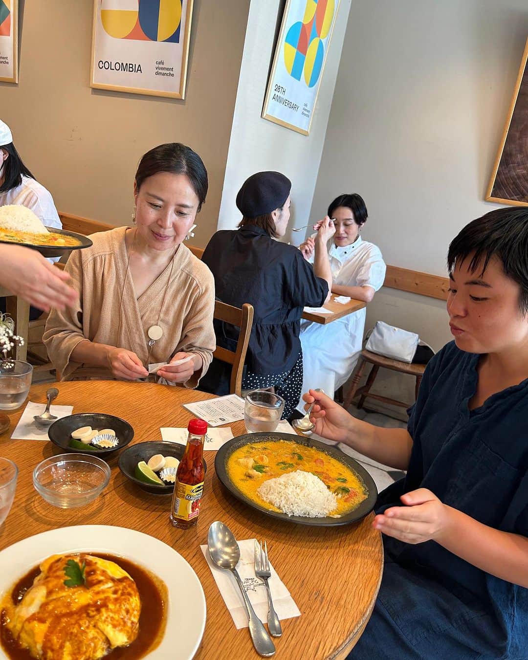 桃生亜希子さんのインスタグラム写真 - (桃生亜希子Instagram)「ななちゃん　@kona_nana から、「ぴーちゃんになんか凄く似てる女の子に会って。✨」と聞き、ななちゃんの計らいで、初対面。  　なんだろう。　 　出会ってすぐ、顔の作りだけでなく、深い所で同じ人種だと納得してしまう不思議な感覚。✨ 　 　 　魂の娘　だったことが分かった日。🦋 　 　赤ちゃんのような美しい瞳と心を持った、異次元の生き物のような、、素敵で強くてかっこいい女の子。✨ 　 　こんな感覚初めてだった。 　出会いは、奇跡。🙏🌈✨  　出会わせてくれたななちゃんにも感謝だな。🌞  　これからも、よろしく👽👽✨❤️🌈🌏 　 　旅も楽しみだね！ 　  LOVE❤️❤️❤️  #souldaughter #再会　#miracle #ありがとう　#love」9月27日 0時10分 - pinokosugar