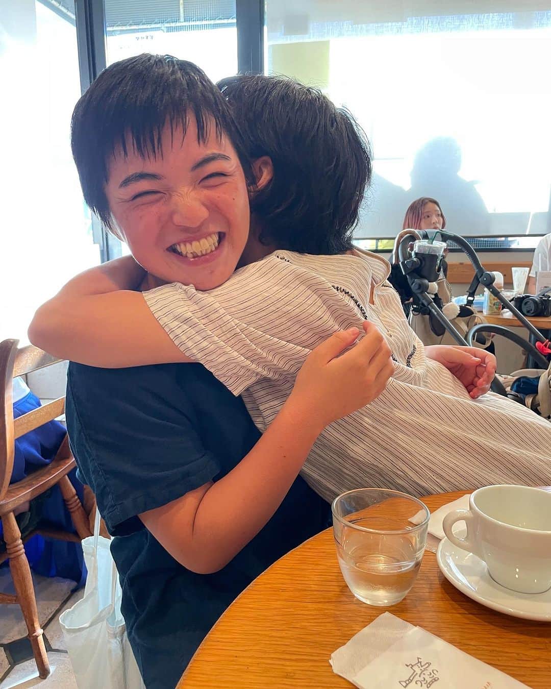 桃生亜希子さんのインスタグラム写真 - (桃生亜希子Instagram)「ななちゃん　@kona_nana から、「ぴーちゃんになんか凄く似てる女の子に会って。✨」と聞き、ななちゃんの計らいで、初対面。  　なんだろう。　 　出会ってすぐ、顔の作りだけでなく、深い所で同じ人種だと納得してしまう不思議な感覚。✨ 　 　 　魂の娘　だったことが分かった日。🦋 　 　赤ちゃんのような美しい瞳と心を持った、異次元の生き物のような、、素敵で強くてかっこいい女の子。✨ 　 　こんな感覚初めてだった。 　出会いは、奇跡。🙏🌈✨  　出会わせてくれたななちゃんにも感謝だな。🌞  　これからも、よろしく👽👽✨❤️🌈🌏 　 　旅も楽しみだね！ 　  LOVE❤️❤️❤️  #souldaughter #再会　#miracle #ありがとう　#love」9月27日 0時10分 - pinokosugar