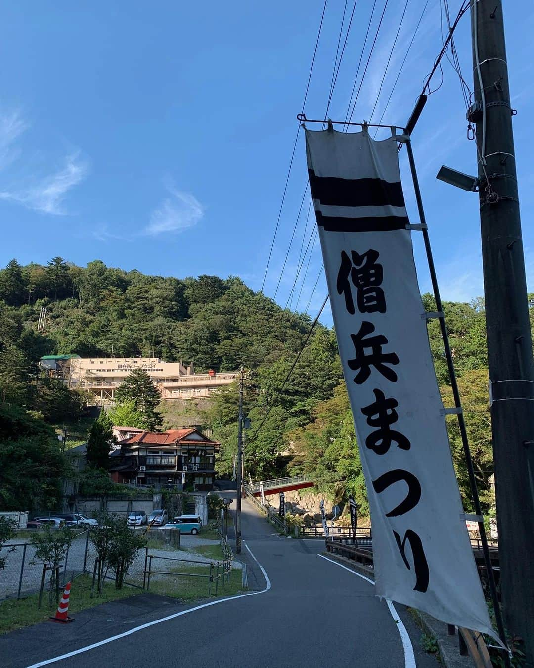 湯の山温泉 寿亭|Ryokan KOTOBUKITEIさんのインスタグラム写真 - (湯の山温泉 寿亭|Ryokan KOTOBUKITEIInstagram)「. #湯の山温泉 周辺は、ここ数日で昼間も涼しくなり、朝夜は20℃前後まで気温が下がり、秋が近づいてまいりました♩  さて、今週末10月1日(日)に#菰野町　最大のイベント#僧兵まつり が開催されます！🔥  コロナ禍が落ち着き、名物の#火炎みこし がついに今年復活いたします！  写真は2019年🔥  六百キロにもなる大きな樽みこしに、松明百本ほどをつけて、僧兵さんたちが担ぎ練り歩く「火炎みこし」🔥  大迫力ですので、ぜひ、お越しくださいませ♩  #旅館寿亭 #寿亭#菰野#三重県#温泉」9月27日 10時00分 - kotobukitei_ryokan