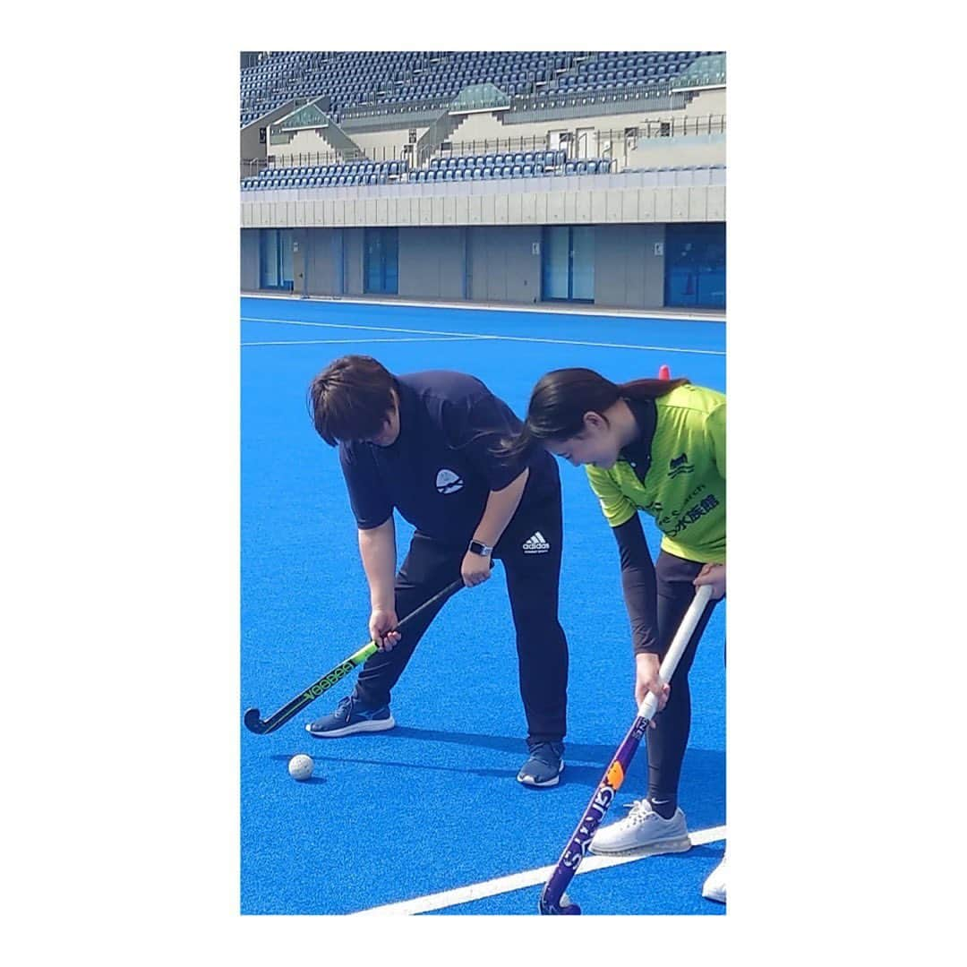 杉本美香さんのインスタグラム写真 - (杉本美香Instagram)「・ ・ ホッケー体験🏑  柔道を取り入れたW-upをして、ホッケー教室スタート‼️  今回はW-up担当でしたが、 子どもたちからは、 🧒🏻「柔道したい」  親御さんからは 👨‍👩‍👧‍👧「柔道したいので美香さんに教えてもらいたい‼️」 「美香さんが柔道イベントしてくれたら必ず参加します‼️」 という声をたくさんいただきました🥰  直接そういう声が聞けて本当に嬉しかったです✨  そして、ホッケー教室にも参加🏑  動画見てもらったらわかりますが、常に全力で楽しむ性格です✨  4枚目:全力でフルスイング 5枚目:すぐ調子にのる 6枚目:蝶々と私🦋（踏まれないようにコート外へ出してるところ）  スポーツの後はきちんと古傷のケアもして無事に終えました💡 ・ ・ #品川ホッケー教室 #しながわのわ #他競技体験 #全てが全力でパワー系 #感謝 #smile😊」9月27日 0時17分 - mika__sugimoto