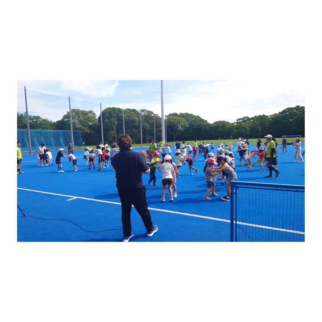 杉本美香さんのインスタグラム写真 - (杉本美香Instagram)「・ ・ ホッケー体験🏑  柔道を取り入れたW-upをして、ホッケー教室スタート‼️  今回はW-up担当でしたが、 子どもたちからは、 🧒🏻「柔道したい」  親御さんからは 👨‍👩‍👧‍👧「柔道したいので美香さんに教えてもらいたい‼️」 「美香さんが柔道イベントしてくれたら必ず参加します‼️」 という声をたくさんいただきました🥰  直接そういう声が聞けて本当に嬉しかったです✨  そして、ホッケー教室にも参加🏑  動画見てもらったらわかりますが、常に全力で楽しむ性格です✨  4枚目:全力でフルスイング 5枚目:すぐ調子にのる 6枚目:蝶々と私🦋（踏まれないようにコート外へ出してるところ）  スポーツの後はきちんと古傷のケアもして無事に終えました💡 ・ ・ #品川ホッケー教室 #しながわのわ #他競技体験 #全てが全力でパワー系 #感謝 #smile😊」9月27日 0時17分 - mika__sugimoto