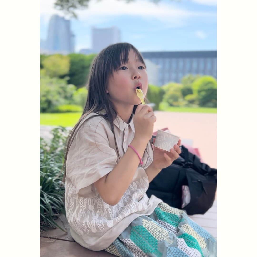 坂本美雨さんのインスタグラム写真 - (坂本美雨Instagram)「幼いころ母に連れられてよく新宿伊勢丹に行った。歩くペースの早い母に一生懸命ついていき、おかげですっかり歩くのが早くなり人混みをすり抜けるのも上手になった。たまに迷子になってはアナウンスで呼び出され、それにも慣れるとジューススタンドで待っているようになった。この大理石の階段には、アンモナイトが埋まっている。ここは、兄と私でチヨコレイトをして遊んだ場所。  そこで、なまこと撮ってもらいました。 撮影しながら、チヨコレイトもして。 なんとも不思議な気持ちでした。  #伊勢丹新宿90th  #新宿90スナップ #このまちをステージに  #今日のなまこちゃん  @takehirogoto  @soda_taki  @riko.kawana」9月27日 0時17分 - miu_sakamoto