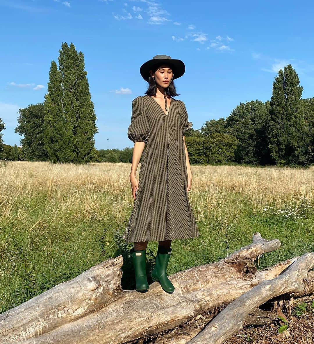 ハンターブーツのインスタグラム：「The Original Short Rain Boots in Hunter Green are perfect for a chic, transitional look. #HunterBoots」