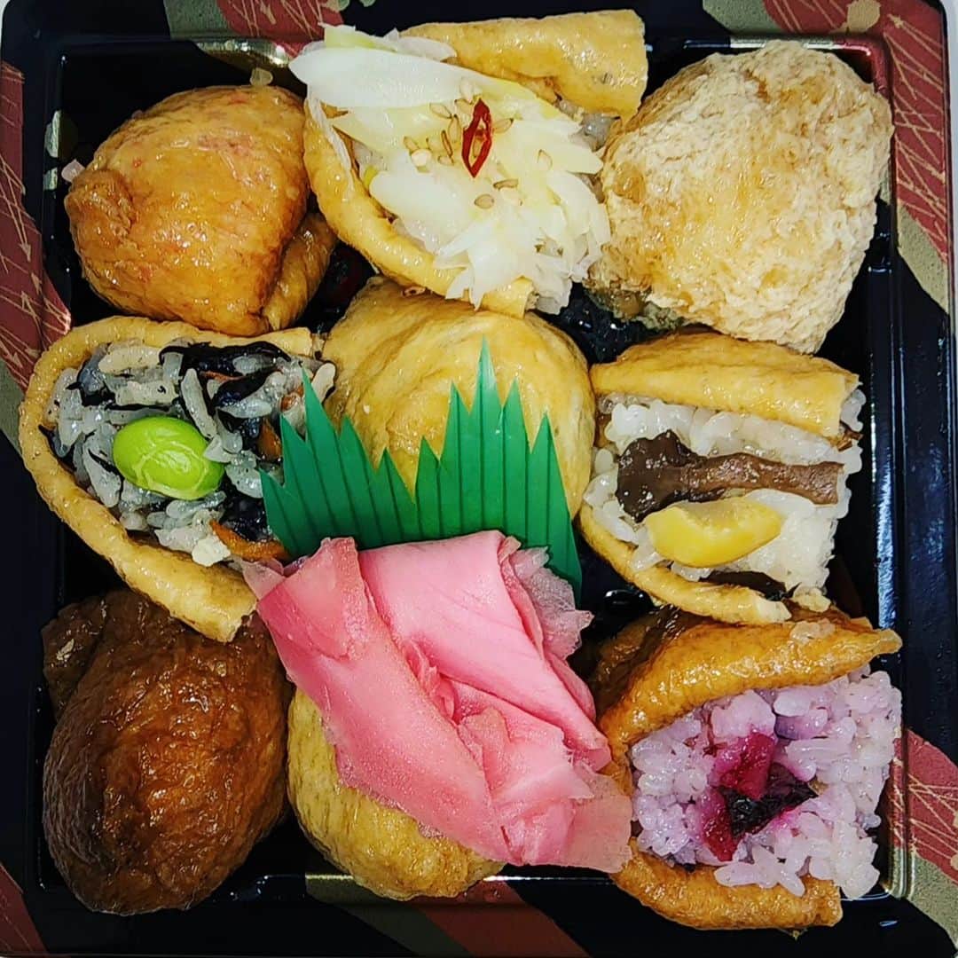 花咲ゆき美のインスタグラム：「先日、埼玉県深谷市にお邪魔した時に、主催者様から『#富ばあちゃんのいなり本舗 』のおいなりさんをいただきました😊 深谷ねぎのおいなりさんと、黒糖がめちゃくちゃ美味しかったです😋  #花咲ゆき美」