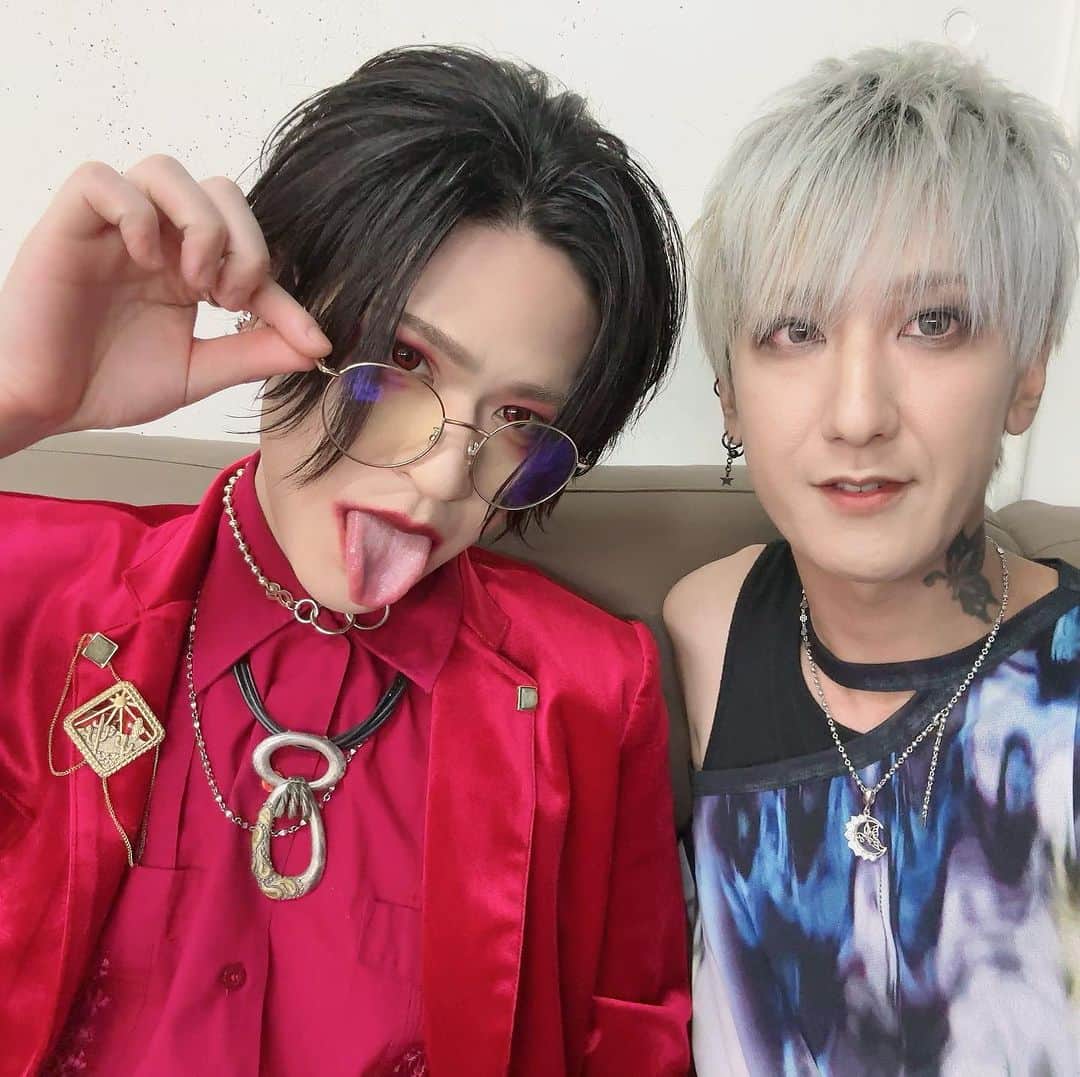 Yuhさんのインスタグラム写真 - (YuhInstagram)「と言う事でヘヴンツアーの全箇所参加の上手ギター君達を3ショットじゃないけどここにもまとめておきます！ 3人共全然違うタイプのギタリストだね。  takaちゃんは好きなギタリスト達が結果被ってたんだよね話聞いてたら。 東京帰ったら久し振りにあの人とtakaちゃんお誘いしてみようかなぁ！  威吹は一緒に回るの何年振りかってぐらいだけどなんか普通に距離感なく話せました。笑　しばらく話してないと人見知りしちゃうんだけど。笑  次は地方最後の広島！沢山声頼むよ！」9月27日 0時30分 - yuh_guitarist