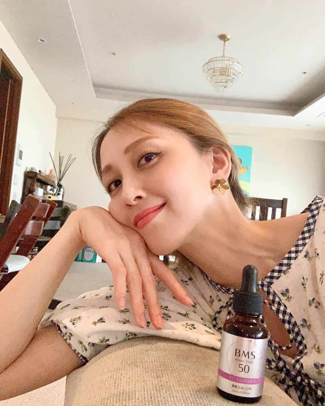 渡香奈さんのインスタグラム写真 - (渡香奈Instagram)「この夏、BMS日焼け止めと最強美容液のおかげでダメージなく乗り切った！🥹✨✨✨ ホームケアのレベルを超えた高濃度のヒト幹細胞の威力ほんと凄い！使い心地も絶妙で本当に素晴らしいのです😌 普段ケチケチつけるタイプの私ですがw BMSは効果を抜群に感じてしまうので、たっぷり首まで贅沢に使ってます🥹  出会えて本当に幸運なBMS様〜🩵  #bms #resalon #ヒト幹細胞培養液 #エクソソーム #ホームケア #美容液 #日焼け止め #エイジングケア #美容 #beauty」9月27日 0時24分 - kanarina1261