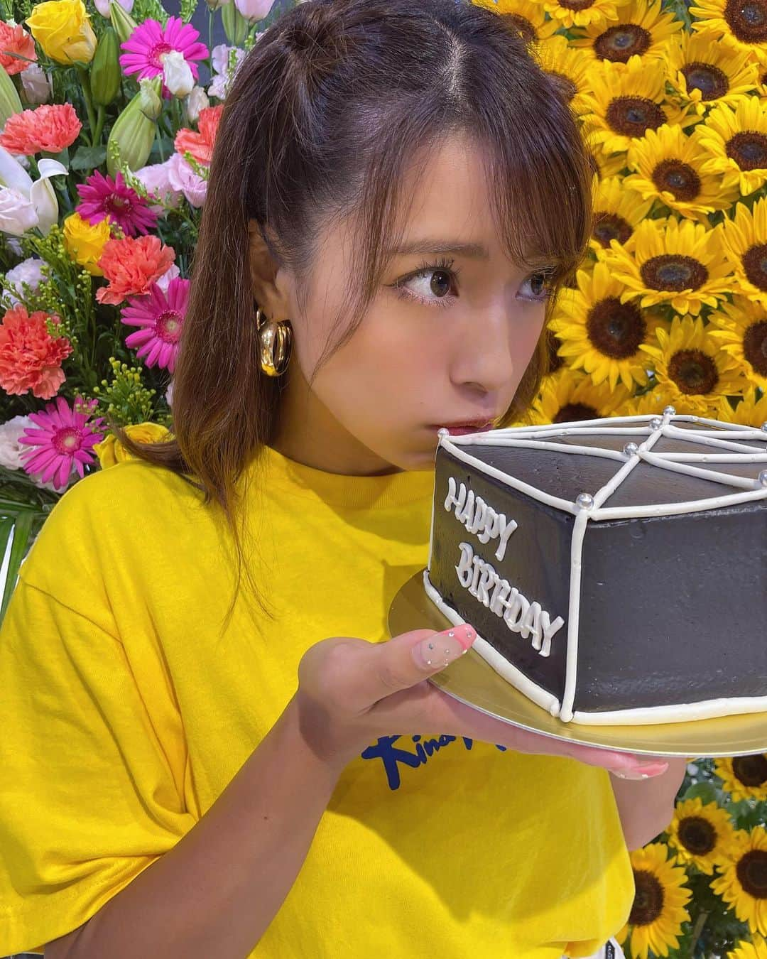 橋本梨菜さんのインスタグラム写真 - (橋本梨菜Instagram)「💐 お誕生日はパリでむかえたんですが、 日本に帰ってきてからもたくさん お誕生日のお祝いしてもらいました☺️❤️❤️  橋本組のみんなと 屋形船でオフ会があったり⚓️ ご飯美味しかったな〜  sherbetでは生誕ライブをやったり🎤💛顔面ケーキもありました。。。  毎年恒例やけど🤪💦 最近は顔につけていいクリームで顔面パイやから、ついたクリームを落としてもメイクがおちないんよ！  めちゃくちゃありがてぇwwww 服も汚れへんように、 カッパまで用意されてますw  ありがてぇーーー  あとはね💛 プライベートでもたくさんのお友達にサプライズされて🥲 可愛い薔薇のケーキもらった🌹  みんなほんとにありがとう☺️ 久しぶりにつぶれるほど飲みたいと思ったんやけど、美女の集まりすぎて、 これは忘れるのはもったいない！！！と、ちゃんと記憶は持って帰ってます💛笑  ほんまに楽しかった🥹💗 大人になっても友達っていいなぁってずっと言うてた気がします。  とっても幸せな9月でした。  そして、本当に、 大忙しな9月でした🙈💗  まだ終わってないけど。  そしてタイから帰ってきたところで まだまだ投稿したいこともたくさんあるので、また更新するね！  残りの9月もがんばります🫡🔥」9月27日 0時28分 - hashimoto_rina_