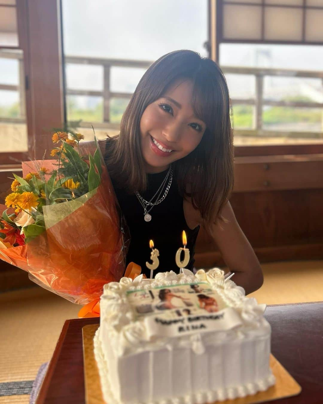 橋本梨菜さんのインスタグラム写真 - (橋本梨菜Instagram)「💐 お誕生日はパリでむかえたんですが、 日本に帰ってきてからもたくさん お誕生日のお祝いしてもらいました☺️❤️❤️  橋本組のみんなと 屋形船でオフ会があったり⚓️ ご飯美味しかったな〜  sherbetでは生誕ライブをやったり🎤💛顔面ケーキもありました。。。  毎年恒例やけど🤪💦 最近は顔につけていいクリームで顔面パイやから、ついたクリームを落としてもメイクがおちないんよ！  めちゃくちゃありがてぇwwww 服も汚れへんように、 カッパまで用意されてますw  ありがてぇーーー  あとはね💛 プライベートでもたくさんのお友達にサプライズされて🥲 可愛い薔薇のケーキもらった🌹  みんなほんとにありがとう☺️ 久しぶりにつぶれるほど飲みたいと思ったんやけど、美女の集まりすぎて、 これは忘れるのはもったいない！！！と、ちゃんと記憶は持って帰ってます💛笑  ほんまに楽しかった🥹💗 大人になっても友達っていいなぁってずっと言うてた気がします。  とっても幸せな9月でした。  そして、本当に、 大忙しな9月でした🙈💗  まだ終わってないけど。  そしてタイから帰ってきたところで まだまだ投稿したいこともたくさんあるので、また更新するね！  残りの9月もがんばります🫡🔥」9月27日 0時28分 - hashimoto_rina_