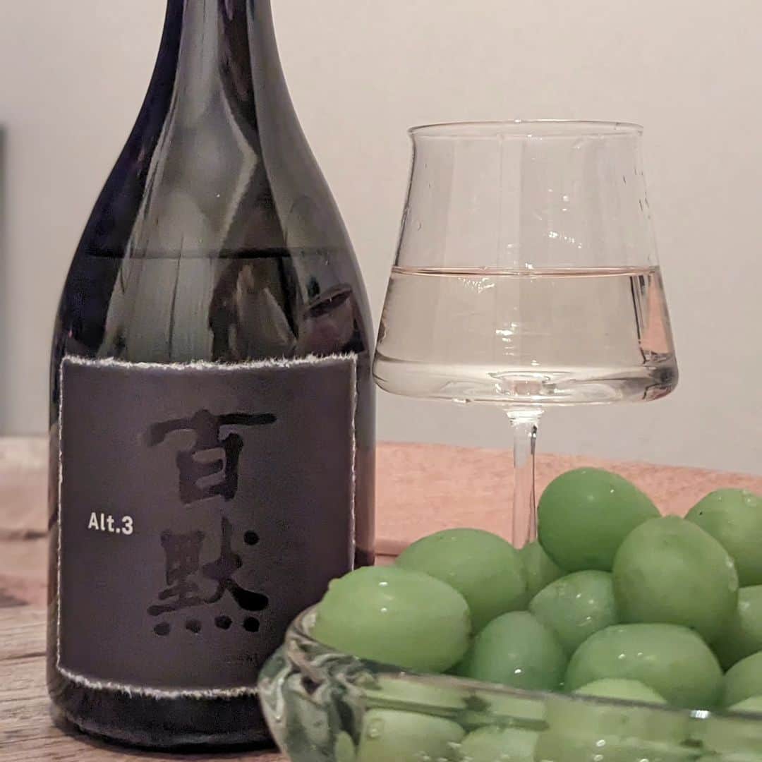 武田航平さんのインスタグラム写真 - (武田航平Instagram)「『百黙 Alt.3』 最高の日本酒の呼び声高い、百黙シリーズのAlt.3。 altとはオルタナティブからきているとのこと…第三の選択。 もう、名前からかっこいー。 センスを感じる。  香りから最高。 口に含むと華やかなで品のある甘さと爽やかな苦み、深みがふわーっとひろがります。  シャインマスカットと食べて、ワインのように楽しむのも最高でした。 美味しいっ！  ●兵庫県 ●菊正宗酒造 ●三木市特Ａ地区産山田錦 ●精米歩合…非公開  #菊正宗 #百黙 #百黙alt3 #日本酒 #日本酒スタグラム #日本酒男子 #灘五郷 #宮水」9月27日 0時28分 - kouhei_takeda.official
