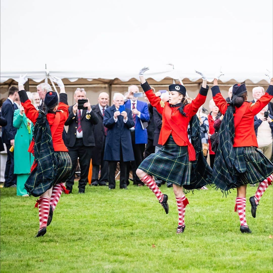 ロイヤル・ファミリーさんのインスタグラム写真 - (ロイヤル・ファミリーInstagram)「The Band of The Scots Guards celebrated The Duke of Kent’s many decades as Colonel with three cheers and a new pipe tune, 'The Colonel' during the Scots Guards' biannual reunion this weekend.  His Royal Highness also presented awards and met WWII veterans from the Regiment during the gathering in Scotland.  The Duke of Kent has been Colonel since 1974.」9月27日 0時33分 - theroyalfamily
