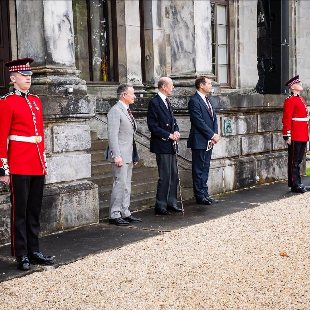 ロイヤル・ファミリーさんのインスタグラム写真 - (ロイヤル・ファミリーInstagram)「The Band of The Scots Guards celebrated The Duke of Kent’s many decades as Colonel with three cheers and a new pipe tune, 'The Colonel' during the Scots Guards' biannual reunion this weekend.  His Royal Highness also presented awards and met WWII veterans from the Regiment during the gathering in Scotland.  The Duke of Kent has been Colonel since 1974.」9月27日 0時33分 - theroyalfamily