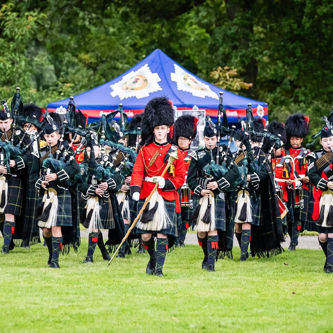 ロイヤル・ファミリーさんのインスタグラム写真 - (ロイヤル・ファミリーInstagram)「The Band of The Scots Guards celebrated The Duke of Kent’s many decades as Colonel with three cheers and a new pipe tune, 'The Colonel' during the Scots Guards' biannual reunion this weekend.  His Royal Highness also presented awards and met WWII veterans from the Regiment during the gathering in Scotland.  The Duke of Kent has been Colonel since 1974.」9月27日 0時33分 - theroyalfamily