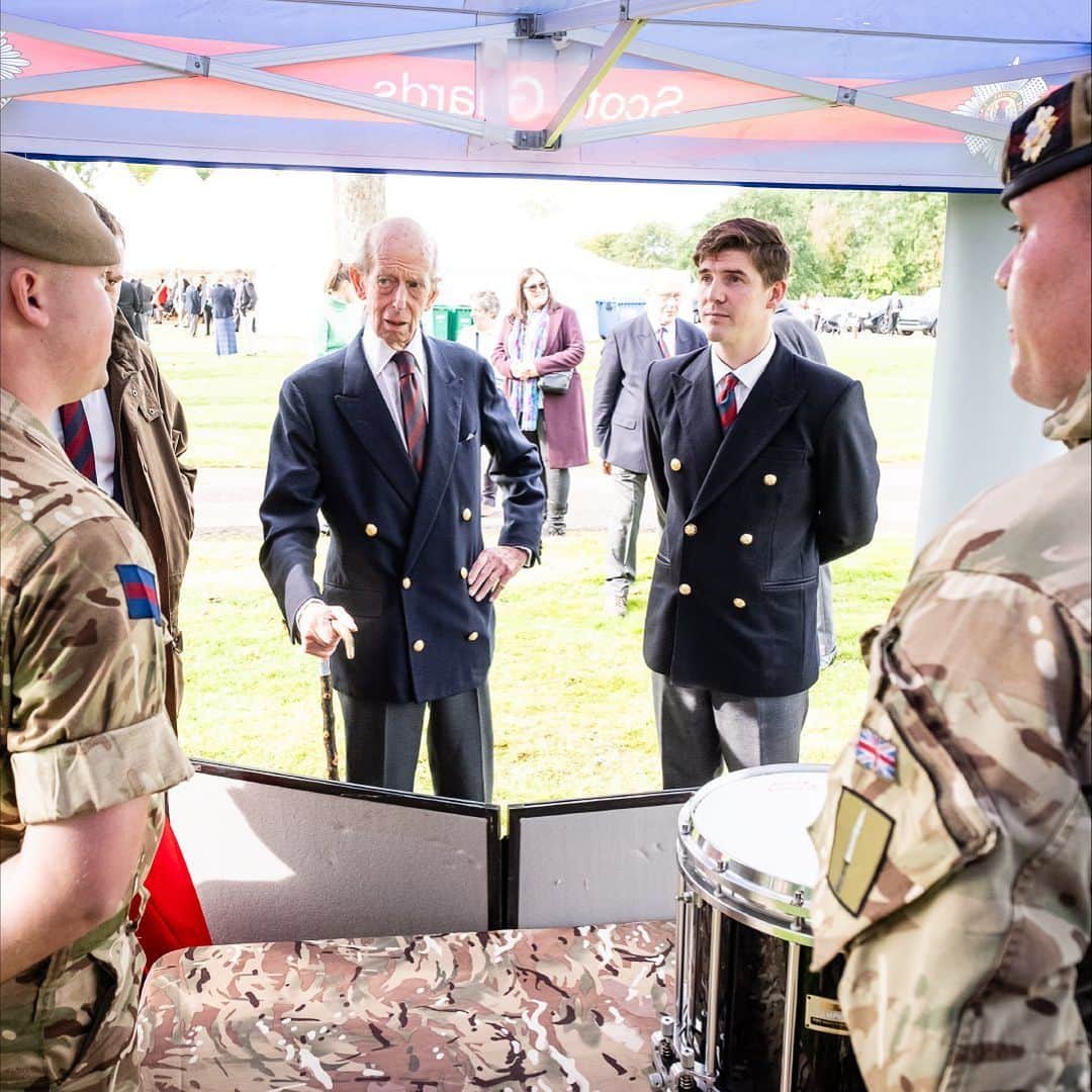 ロイヤル・ファミリーのインスタグラム：「The Band of The Scots Guards celebrated The Duke of Kent’s many decades as Colonel with three cheers and a new pipe tune, 'The Colonel' during the Scots Guards' biannual reunion this weekend.  His Royal Highness also presented awards and met WWII veterans from the Regiment during the gathering in Scotland.  The Duke of Kent has been Colonel since 1974.」