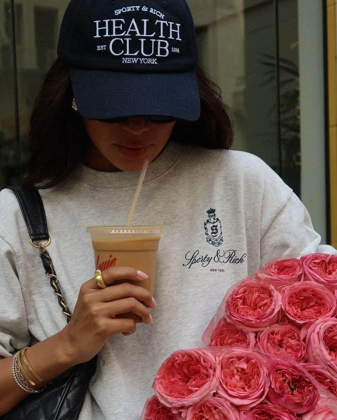 ジュリー・サリニャーナさんのインスタグラム写真 - (ジュリー・サリニャーナInstagram)「I love a morning iced latte and flower market run 💕 #streetstyle」9月27日 0時41分 - sincerelyjules