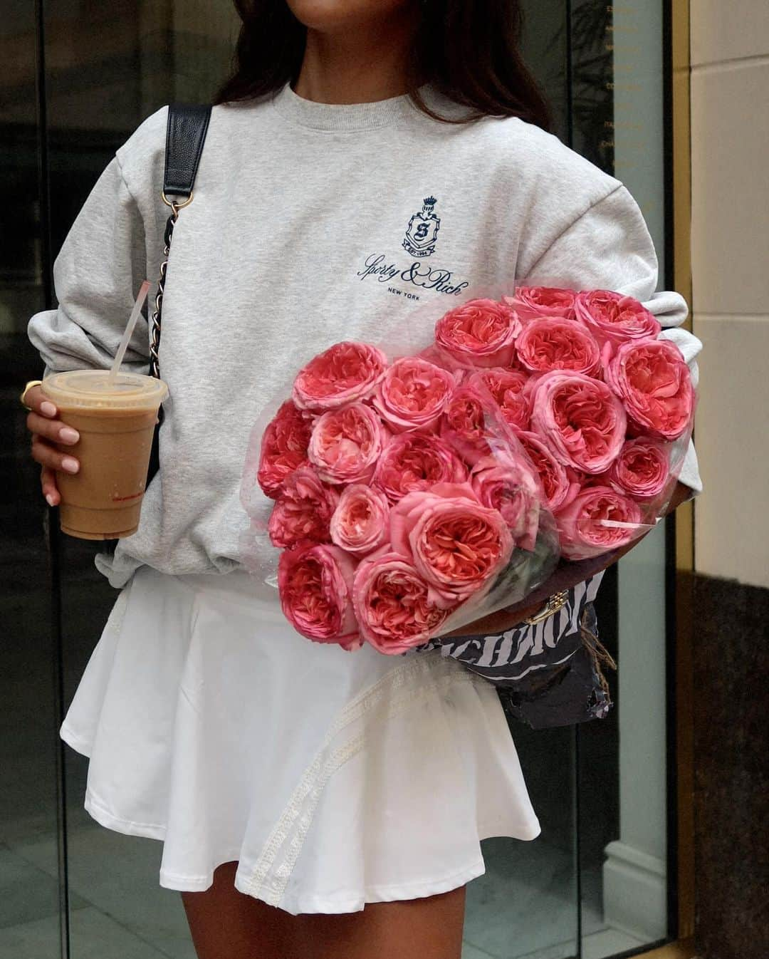 ジュリー・サリニャーナさんのインスタグラム写真 - (ジュリー・サリニャーナInstagram)「I love a morning iced latte and flower market run 💕 #streetstyle」9月27日 0時41分 - sincerelyjules