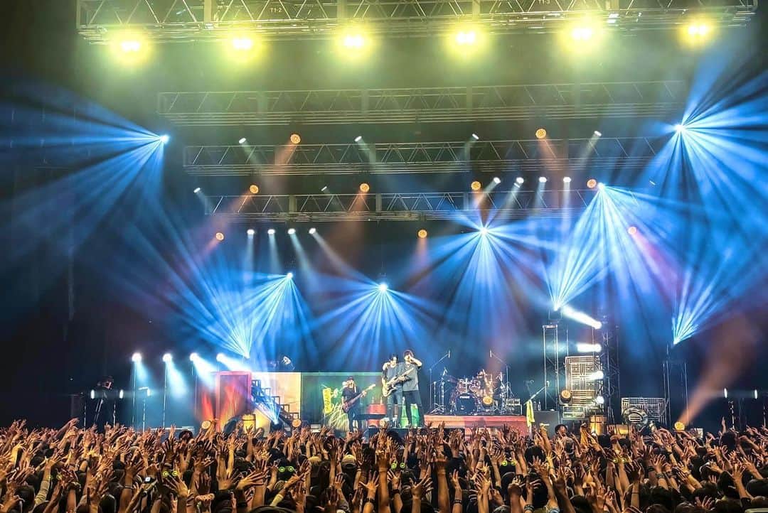 WANDSさんのインスタグラム写真 - (WANDSInstagram)「9/26 @ZeppHaneda (TOKYO) 本日無事ツアーファイナルを迎えました！  超満員の会場がひとつになり全力SHOUT OUT✊する景色は圧巻！  ツアー前はどんな感じになるか分からないと言っていたメンバーですが、今回のNEW AL・ライブツアーを通してWANDS第5期の魅力をたっぷりと皆様に伝えられたのではないでしょうか📣  各会場にご来場いただいた皆様、ツアースタッフの皆様、関係者の皆様、素晴らしいライブツアーをつくりあげて頂き本当にありがとうございました！ またお会いしましょう！！   #wands_shoutout」9月27日 0時42分 - wands_official
