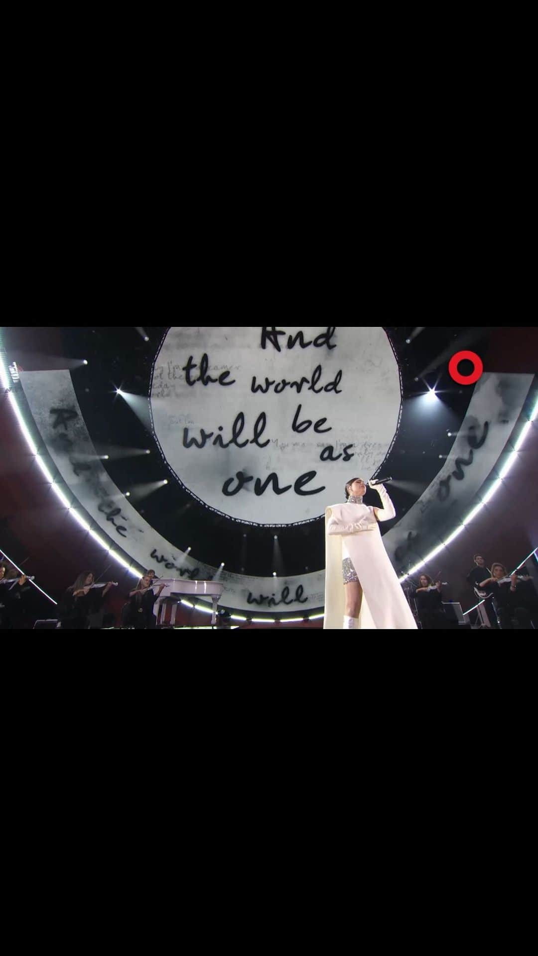 ソフィア・カーソンのインスタグラム：「IMAGINE🕊️🤍 Words cannot express the beautiful honor it was to sing Imagine in Central Park…to an endless sea of hearts singing John’s words in unison. Imagining Peace. Imagining Equity. Thank you Dearest @yokoono and Imagine Peace for your blessing…..As Yoko once said, “a dream you dream alone is only a dream. A dream you dream together is reality.”  I’ll cherish this moment forever. Thank you from the bottom of my heart @kimgavin8.」