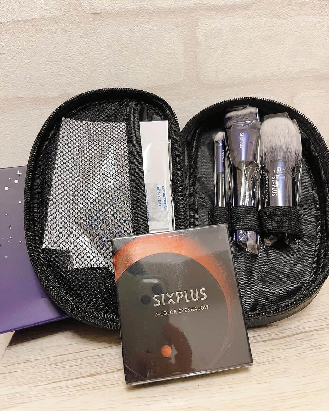 のインスタグラム：「(*´꒳`*)🌸横にスワイプしてね👉 。  先日の… #SIXPLUS  @sixpluscosmeticsjapan 3本メイクブラシセット 星空シリーズ とSIXPLUS ギャラクシー4色アイシャドウ❤️ 。 。  SIXPLUSのブラシは本当柔らかくて塗りやすいから良い☺️✨ 。 。 今回のはグラデーションカラーだからめちゃ可愛い❤️ 。 。 。 。 。  PR @sixpluscosmeticsjapan #メイクブラシ #コスメ #メイク道具 #アイシャドウ #お気に入りコスメ #女子力アップ #sixplus#美活#メイクアップ#makeup#コスメ」