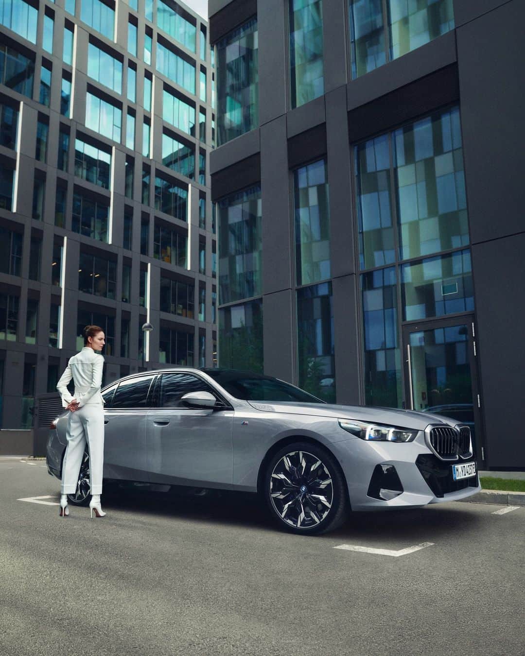 BMWのインスタグラム：「Meet your guardian angel, the new BMW i5 is here to watch over us.   THE NEW BMW i5. 100% electric. #THENEWi5 #THEi5 #BMW #BMWi #BornElectric #BMWElectric __ BMW i5 eDrive40​: Combined power consumption: 18.9–15.9 kWh/100 km. Combined CO2 emissions: 0 g/km. Electric range: 497–582 kilometers. All data according to WLTP. Further info: www.bmw.com/disclaimer」