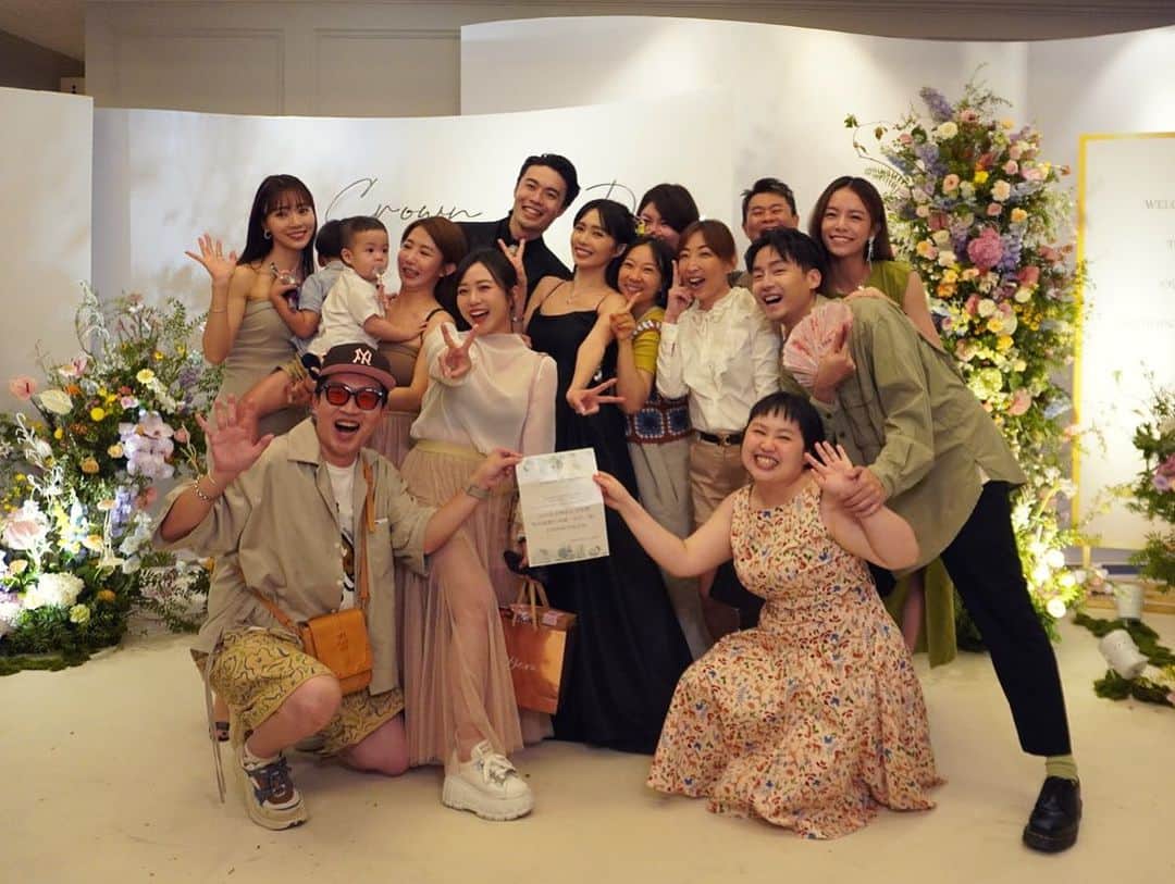 池端レイナのインスタグラム：「非常開心終於回到台灣了⋯ 參加最美麗的 @dewichien 的婚禮，看到妳我就哭了😢 恭喜 @dewichien ～太美了❤️ 非常非常感謝你們出現在我的台灣的青春裡 在台灣我的開心幸福快樂的時刻裡都有你們。終於見到你們⋯真的感動、想起來好多好多事情🥲 我馬上回來喔🥹  4年ぶりの台湾。 大切な大切な台湾の友人の結婚式。 台湾の青春時代を共に過ごしてきた大切な大切な仲間たちとの日々、、、、変わらないみんなとの時間を4年ぶりに過ごせて幸せだった〜🥲 幸せな時間をありがとう😊 dewi、本当におめでとう💓 またすぐに台湾でね😍」