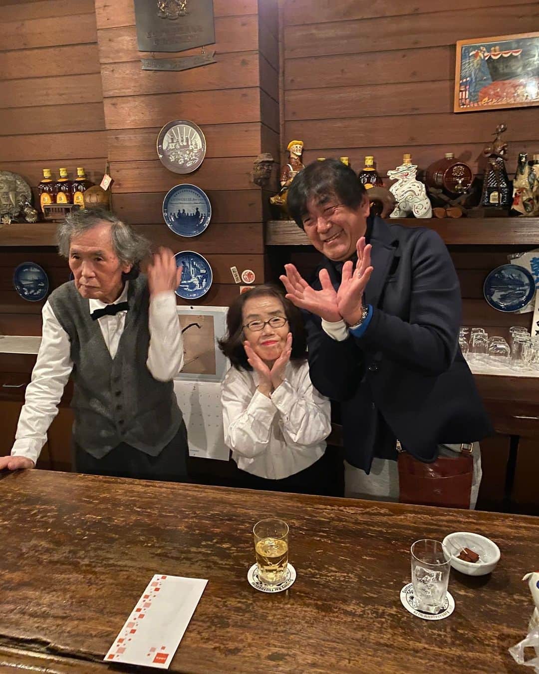 佐渡裕さんのインスタグラム写真 - (佐渡裕Instagram)「9月19日ブザンソンで迎えた気持ちの良い朝 四国、松山の大好きなBAR「露口」のマスターがお亡くなりになったことを知りました。  昨年の9月、ちょうど1年前に健康上の理由で64年の歴史に幕を閉じたBAR露口。 あの日本を代表する懐かしいBAR露口のカウンターは、この11月に京都の山崎蒸溜所に移されることが決まっていて、また山崎でマスターと奥様の朝ちゃんに会えると楽しみにしていたところでした。  松山で演奏会があるたびに訪ね、美味しいハイボールを何杯もいただき、常連さんとも親しくなりました。演奏会がなくても露口に行きたくて、何度も関西の友人を誘って飲みにだけ通ったほどのBARでした。  それにしてもお店を閉められてから1年後に長い人生も終えられるとは、なんとも運命的というか、全うされた生き様だとも思います。ただ64年も共に露口を支えてこられた朝ちゃんのことが心配。ブザンソンの青い空を眺めながら、マスターのご冥福をお祈りしています。  合掌  #露口#サントリーバー#RIP」9月27日 0時52分 - yutakasado_official