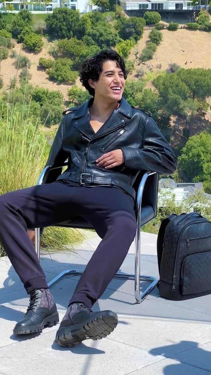 コーチのインスタグラム：「When the team makes each other smile all day, you know you’re making magic. ✨  @mmkemio #WearYourShine #CoachNY」