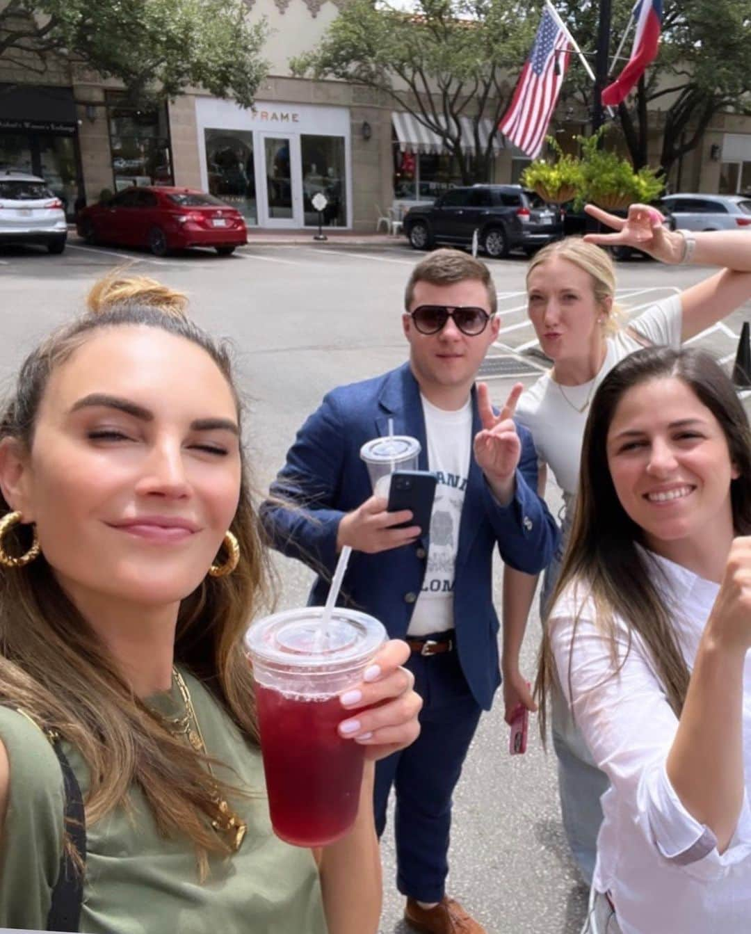 Elizabeth Chambers Hammerさんのインスタグラム写真 - (Elizabeth Chambers HammerInstagram)「summer jobs, child labor, and the @sanantoniozoo. and masks bc hippos are highly susceptible to COVID. who knewww?! 📍 @birdbakery San Antonio @birdbakery Dallas」9月27日 0時53分 - elizabethchambers