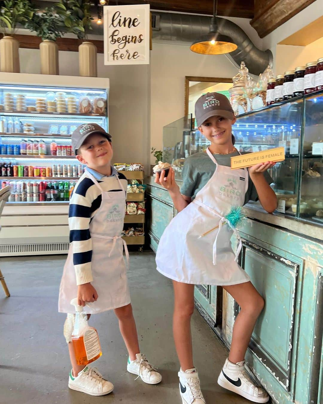 Elizabeth Chambers Hammerのインスタグラム：「summer jobs, child labor, and the @sanantoniozoo. and masks bc hippos are highly susceptible to COVID. who knewww?! 📍 @birdbakery San Antonio @birdbakery Dallas」