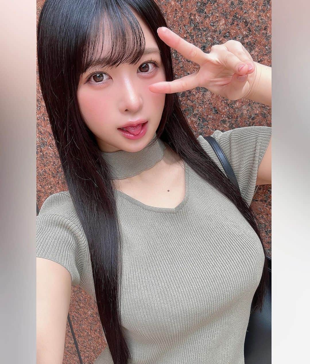 のインスタグラム：「#今日の真島 ✌️ ストーリーに載せたの好評だったので密かに投稿も🫥  お天気良かったからか なんだかすごく高画質で撮れてしまった真島さん(9:16インスタに載らないから枠つけた😗)  . . #japanesegirl #model #sexy #selfie #animegirl #셀카  #셀스타그램 #패션스타그램　#데일리 #asiangirl #cosplay #좋아요  #맞팔 #YouTube #グラビア #日系穿搭 #コスプレ #女孩 #소녀　#长发 #japan #girl #followme  #ootd  #关注 #lingerie #summer #hotpants #shooting」