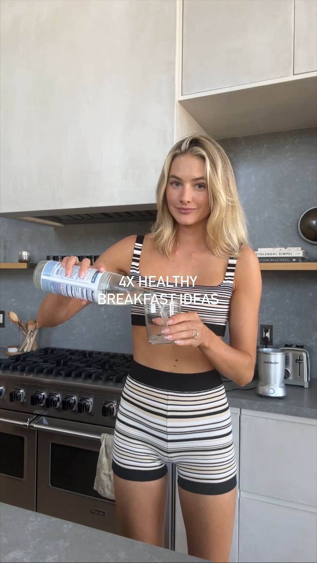サンヌ・ヴロートのインスタグラム：「4x Breakfast Ideas that I have been loving! My morning routine alternates between savory and sweet. Savory options keep me fueled with protein, fats, and fiber, ensuring I stay full longer. But then there are those days that I have more sweet cravings ! 😋  Here are 4 breakfast ideas I’ve been loving lately. Which one would you choose today?  🍓 Fall Breakfast Plate: Steamed Kabocha Squash, 1 fresh fig, salad mix, 1/2 avocado, @udisglutenfree bread, 2 farmers market eggs  🍓High Protein Blueberry Cheesecake: 1 egg, cottage cheese, greek yoghurt, @ritual protein powder, cinnamon, vanilla ( find full recipe on my profile)  🍓 Vanilla Protein Smoothie ( post - workout): 1 banana, ice cubes, protein powder, cinnamon, pinch of salt, 1 tbsp almond butter  🍓Protein Whip Bowl: ( pre-workout)- 1 scoop @ritual protein powder with greek yoghurt, 1 tbsp flax & hemp seed, frozen raspberry, almond butter.  Follow for more recipes and guided meal plans @soulsyncbody」