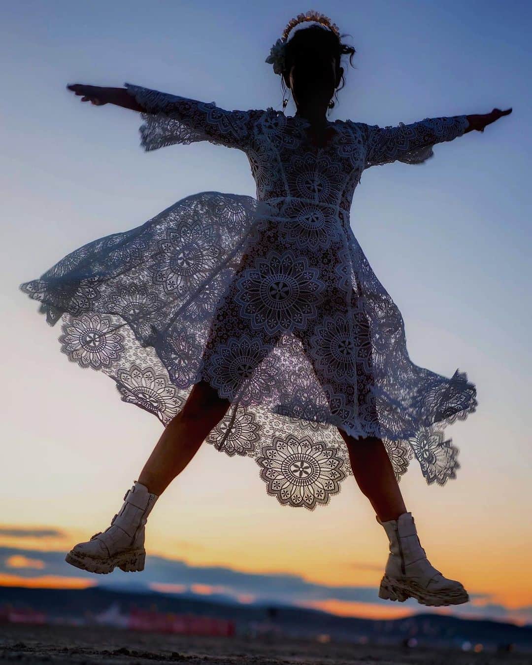 ミラーナ・ヴァイントゥルーブのインスタグラム：「👗: @zimmermann  📷 : @svetolov  🏜️: @2023temple」