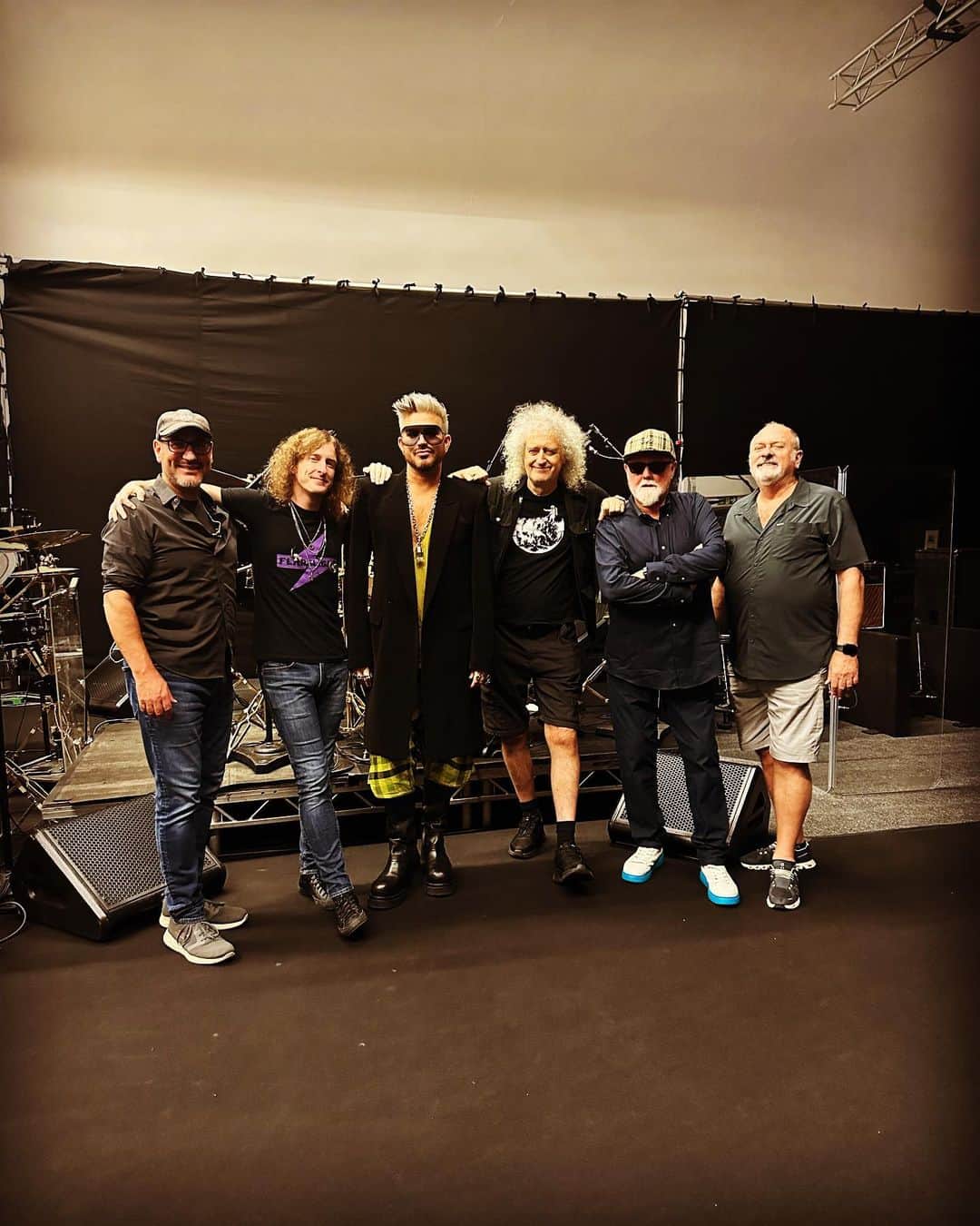 ブライアン・メイのインスタグラム：「Band pic !! Final moment of London rehearsals !!! 💥💥💥💥 READY TO ROCK the US of A !!! Bri」