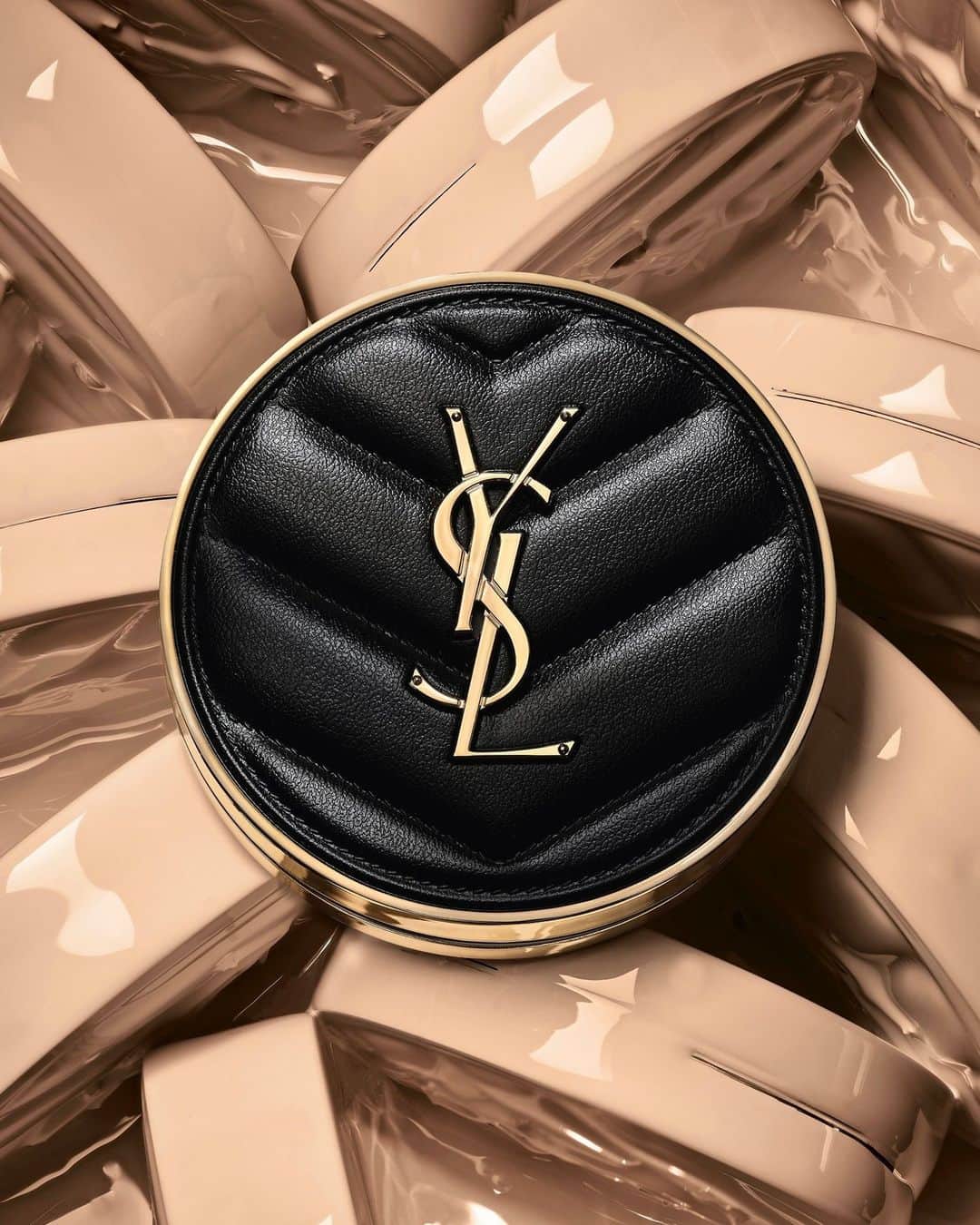 Yves Saint Laurent Beautyさんのインスタグラム写真 - (Yves Saint Laurent BeautyInstagram)「Elevate your skin with the new LE CUSHION ENCRE DE PEAU. Give into the iconic luminous matte finish with a new 94% natural formula for all day hydration.   #YSLBeauty #LeCushion」9月27日 1時00分 - yslbeauty