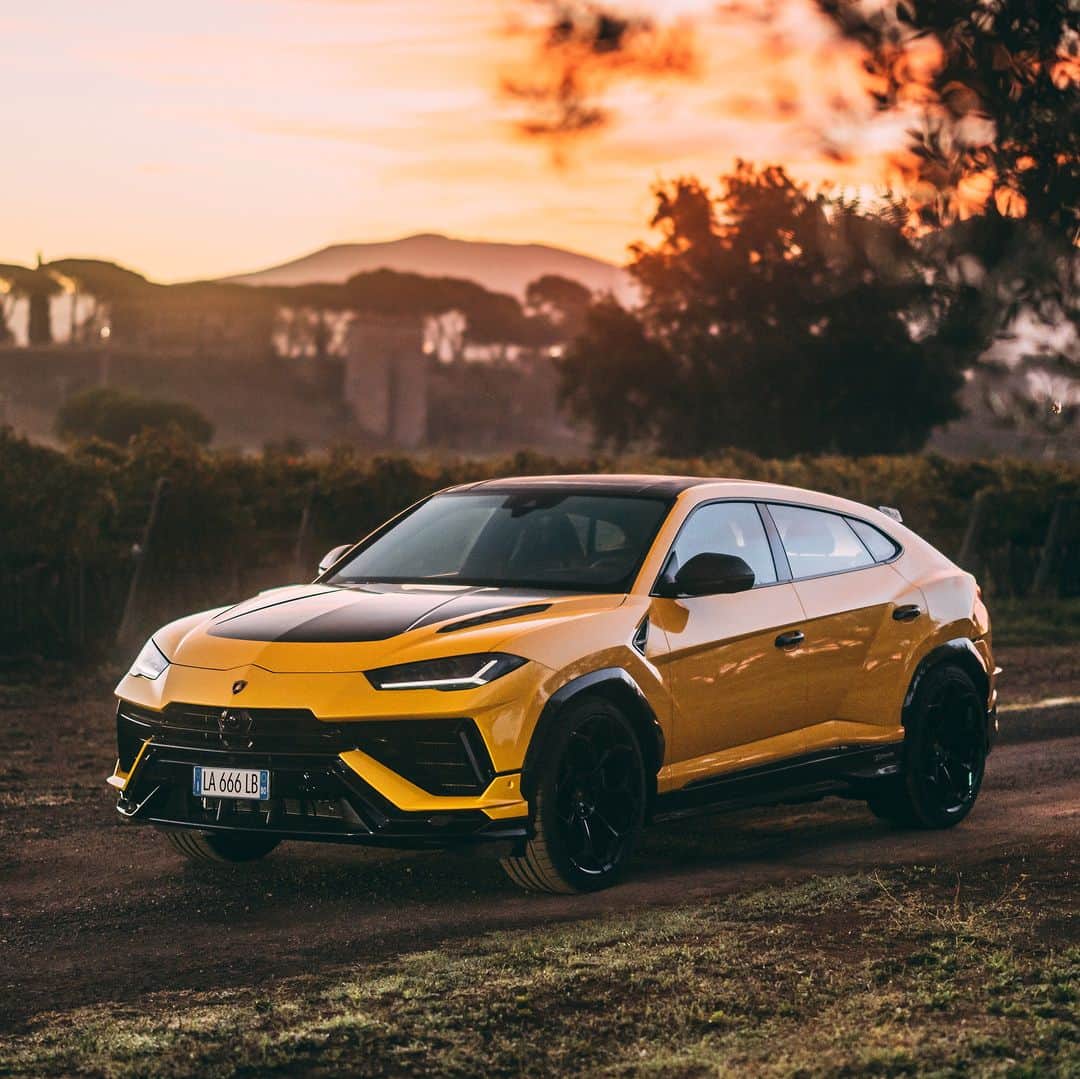 ランボルギーニのインスタグラム：「Set a new goal at every ignition with Urus Performante. 666 CV that takes you where you want to go, like never before.  #Lamborghini #UrusPerformante #ForBarRaisersOnly  __ Urus Performante: fuel consumption combined: 14,1 l/100km (WLTP); CO2-emissions combined: 320 g/km (WLTP)」