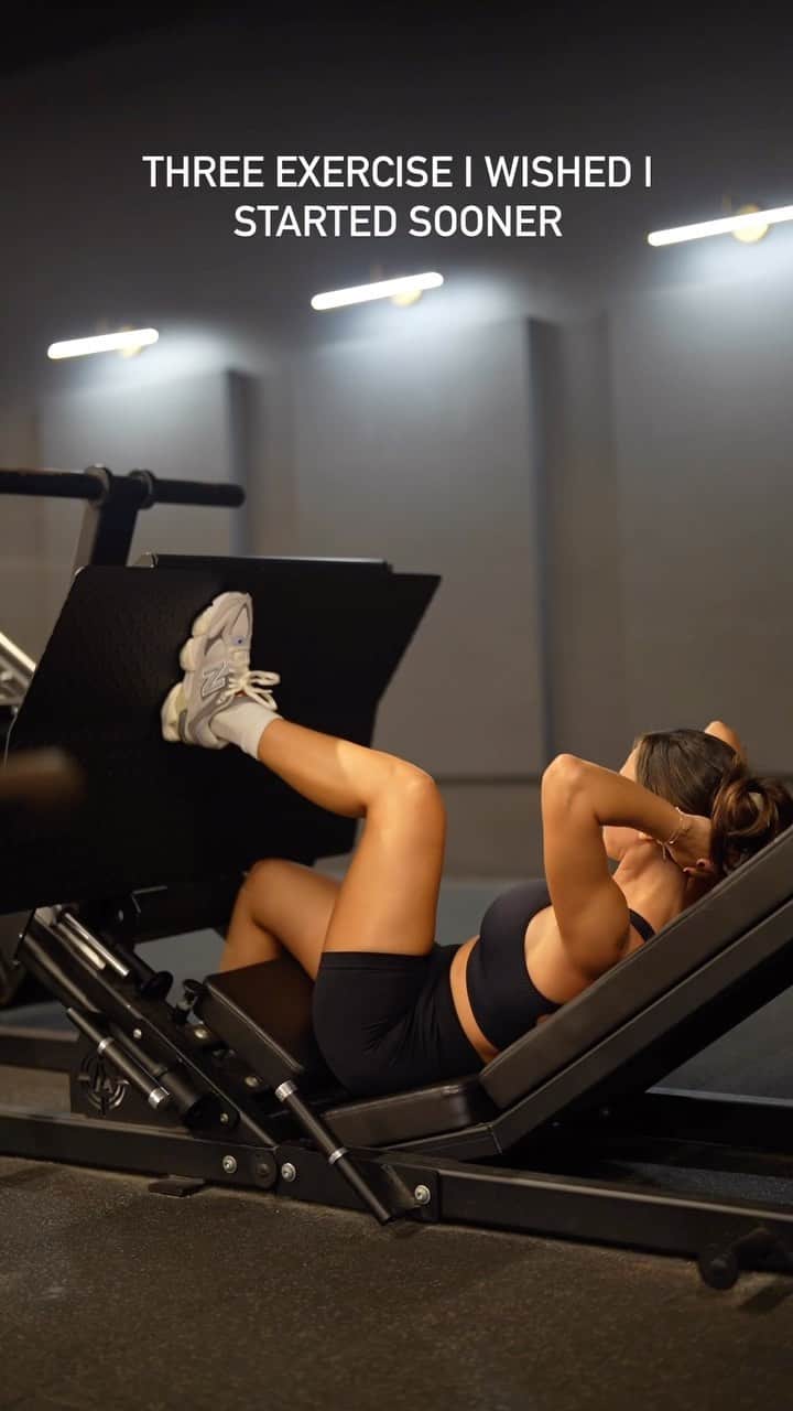 アナ・チエリのインスタグラム：「Here’s Why 👇🏽👇🏽👇🏽  I spent years doing back squats EVEN when my back would be killing me the next few days, in the last year doing FP I have learned to activate my hamstrings and glutes more efficiently. And I’ve been overall listening to what my body needs more of.  For me, my single leg work is done better on machine, because I don’t have to worry about balance and I really enjoy the leg press for that.  Doing hypertension I’ve found I get a fat booty pump and my shelf under my butt has grown because of this exercise. 🤲🏽🍑  The RDL on the cable machine takes out any back pain I might feel with the barbell or dumbbell RLD. I just recently made these a staple in my routine and I’m feeling great with them, can engage my hamstrings way more.  Always listen to your body and enjoy the journey! @changefateactivewear Sports bra dropping this Friday 🫶🏽🖤」