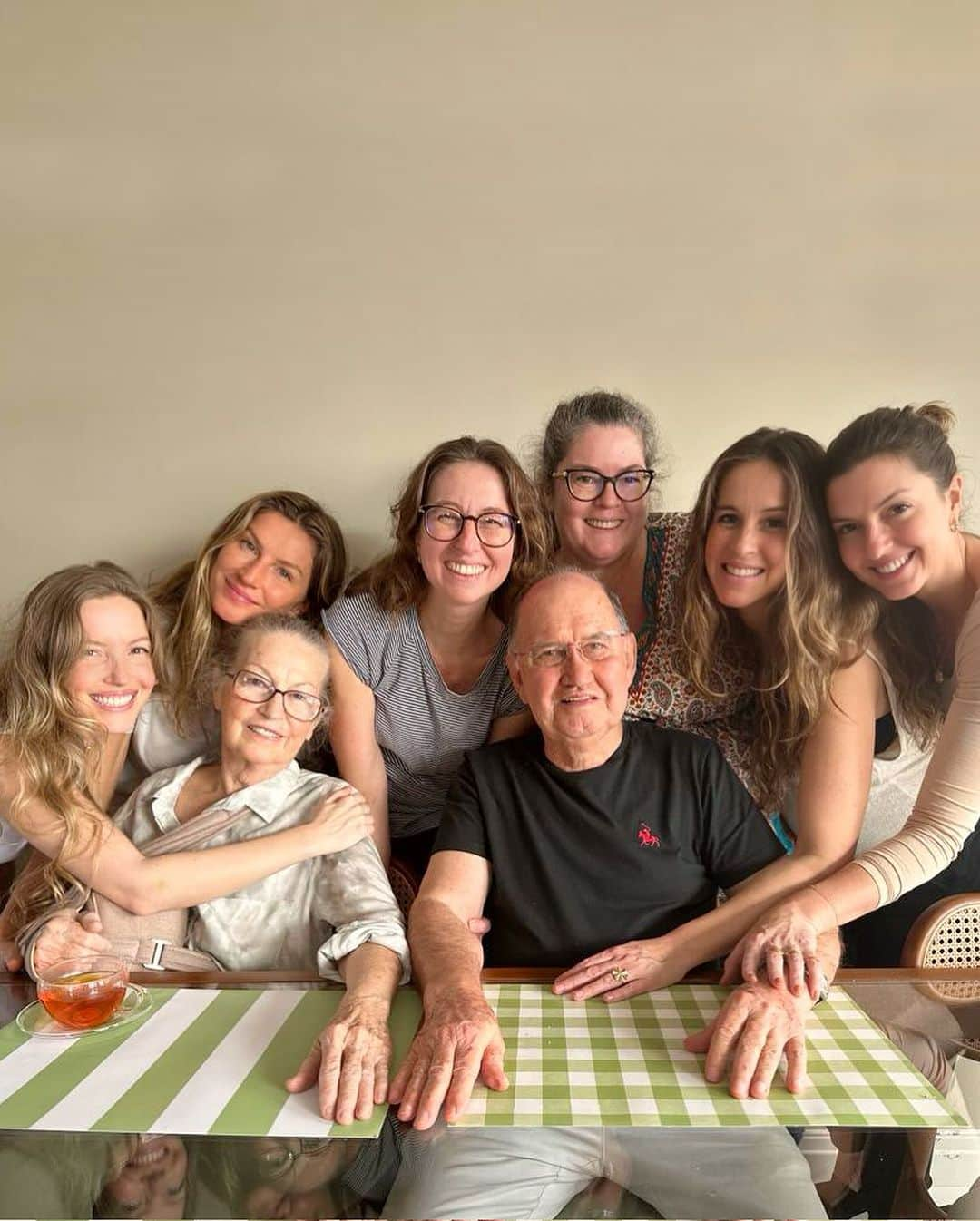 ジゼル・ブンチェンさんのインスタグラム写真 - (ジゼル・ブンチェンInstagram)「Always in my heart and prayers ❤️ Sempre no meu coração e nas minhas orações #family #família」9月27日 1時09分 - gisele