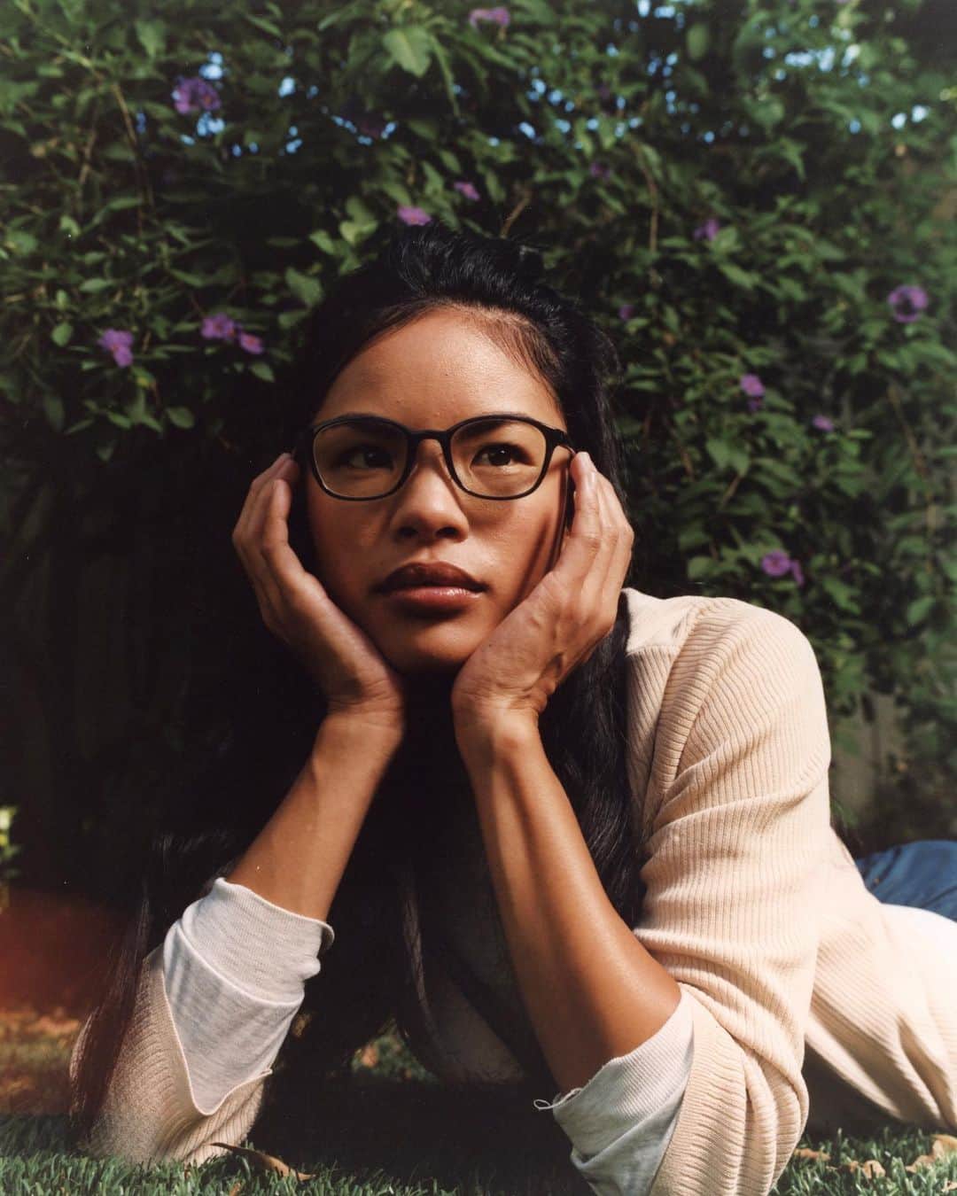 JINSのインスタグラム：「Glasses designed for time spent inside. Make your life at home more comfortable with Airframe Home.  Photography: @julien__sage Stylist: @layton_style HMU: @carlacsperez Model: @sandradrifter Assistant: @austincalvello」