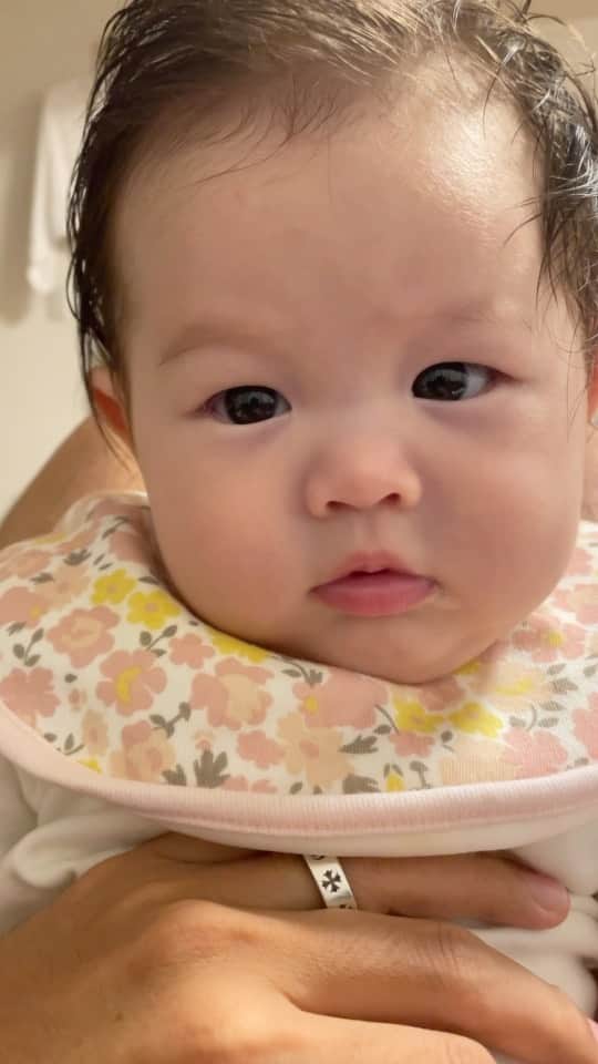 のインスタグラム：「0ヶ月→5ヶ月 こんなに顔変わるんだ😂  #子育て日記  #子育てママ  #抜け毛 #イメージチェンジ  #都内で働く美容師 #美容師子育て」