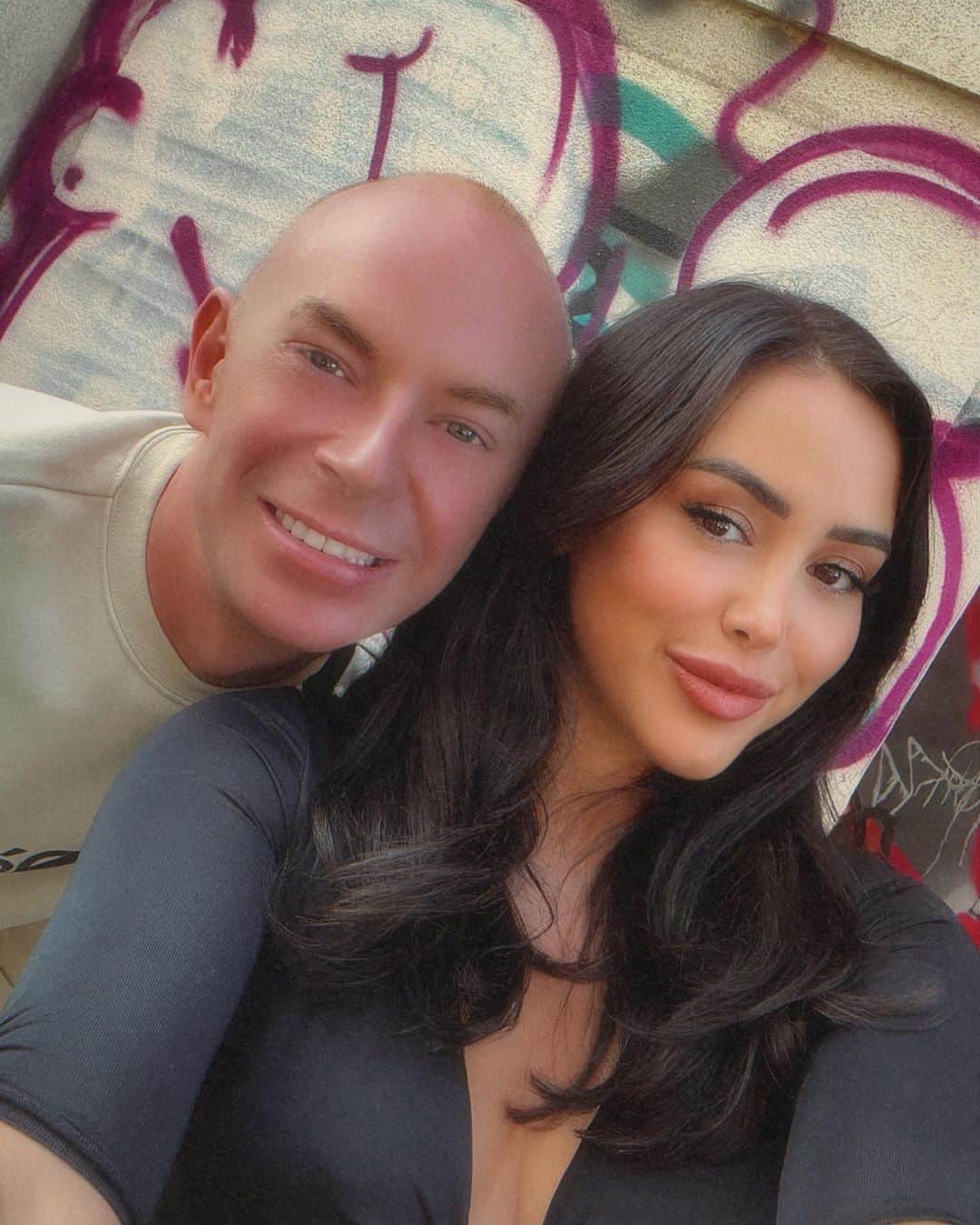 マーニー・シンプソンのインスタグラム：「Fun day with @craigjohnsonpas 🤍  My manager and gay bestie for 8 years strong ❤️ #work #anniversary」