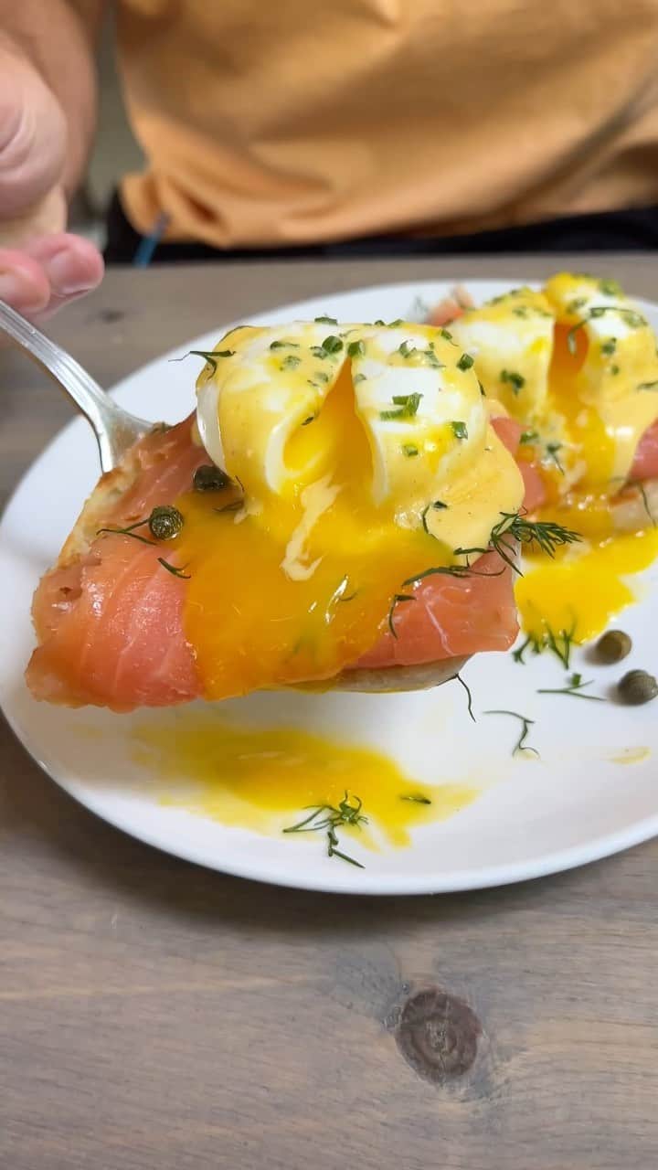 エッグショップのインスタグラム：「Enjoy the delicious SMOKED SALMON BENEDICT! Acme smoked salmon, poached eggs, hollandaise, capers and dill served on a sourdough Dam Good English Muffin! 🐟🍳💥 #EGGSHOPNYC  📍151 Elizabeth Street (Nolita) 📍138 N 8th (Williamsburg)」