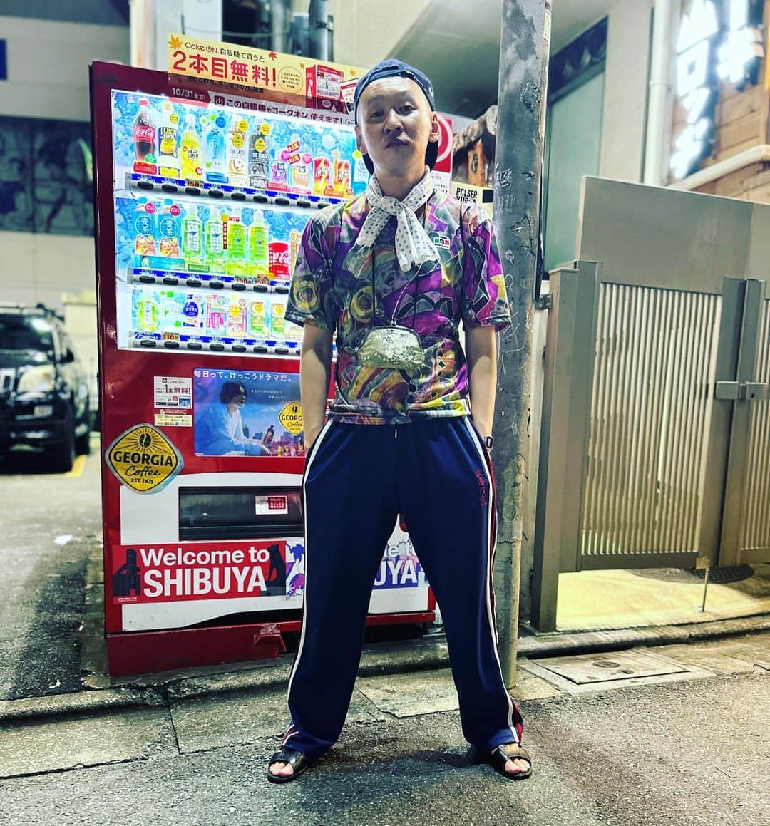 市川刺身さんのインスタグラム写真 - (市川刺身Instagram)「今日の服装。 渋谷でライブの日。  十四才で購入したカラーリング最高のサイクリングシャツ。 最高円寺のジャージ。 JAのデニムキャップに黒の便所サンダルと金のがま口で手ぬぐいとナップサック。  ライブ終わりにサンシャインのぶきよさんにご飯に連れて行って頂きました。 食事後笑いすぎて渋谷から自転車で帰りました。 夜風が気持ちよかったです。 のぶきよさんありがとうございます。  #今日着た服 #ファッション #古着 #ステーキ #肉 #サンシャイン #のぶきよさん #大好きな先輩」9月27日 1時20分 - soitsudoitsu