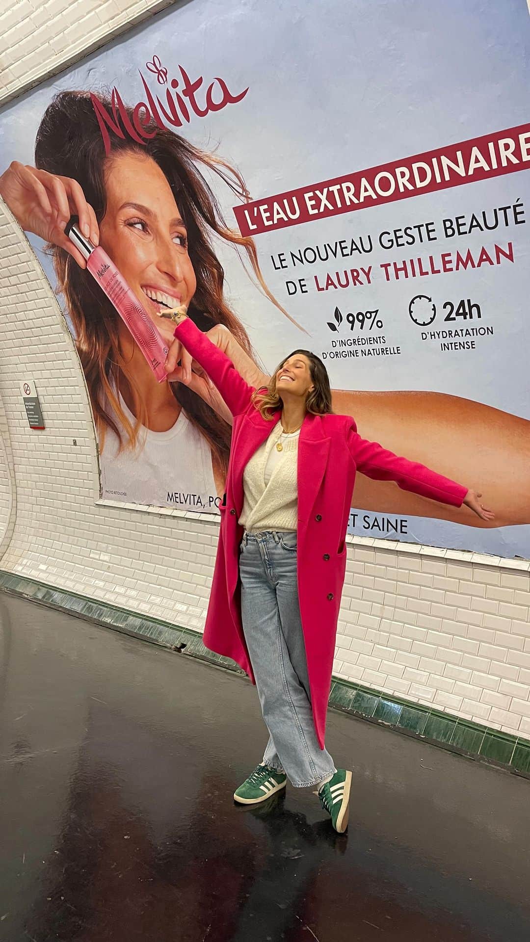 Melvita Officialのインスタグラム：「Laury et l’Eau Extraordinaire Source De Roses débarquent dans le métro parisien 🤩  C’est avec une immense FIERTE que l’équipe Melvita vous présente la campagne Eau Extraordinaire Source de Roses x @laurythilleman qui habille le métro parisien ! N’hésitez pas à nous identifier en story ou en post si vous l’avez aperçue 🥰.  #Melvita #Laurythilleman #sourcederoses #hydratation #eauextraordinaire #organicskincare #cosmetiquebio」