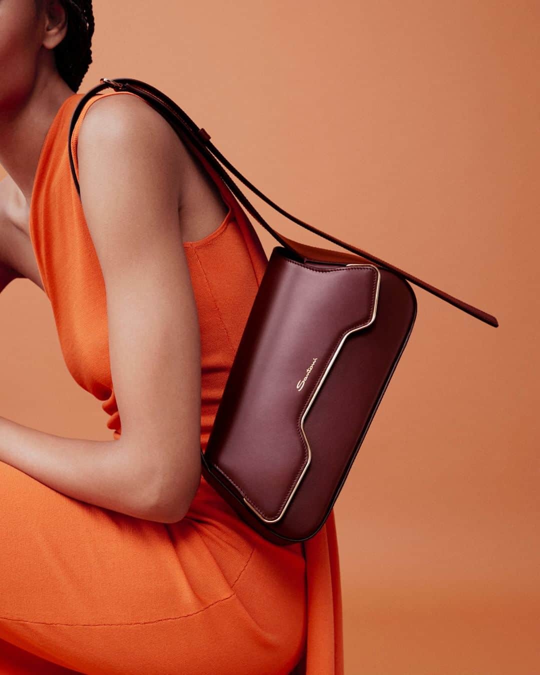 サントーニのインスタグラム：「Streamlined. Modern. Unexpected. Introducing #ThePlutoBag—an iconic new style from the House of #Santoni. The pinnacle of discreet luxury, it’s now available worldwide and on santonishoes.com.   #SantoniFW23」