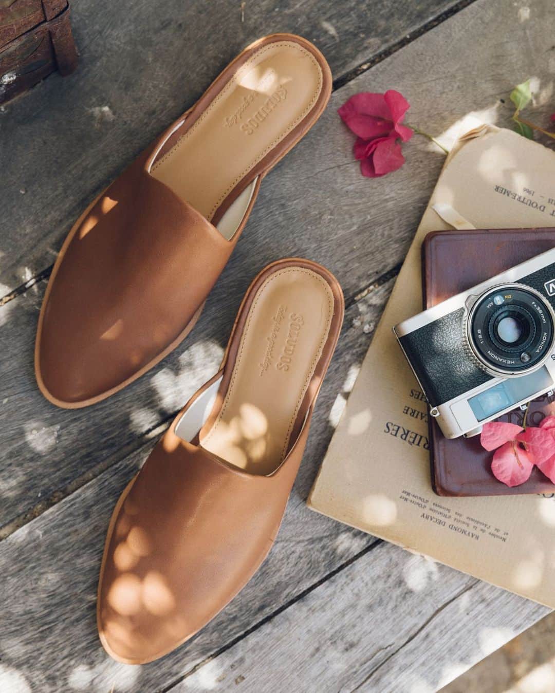 ソルドスのインスタグラム：「Business in the front, breezy in the back! Our Venentian Mules have arrived just in time for the fall transition.   Made from supple nappa leather, they're comfy from day one, and the breezy back gives you all the flexibility to dress them up or down. Grab yours now at the link in bio! . . . . . #shoes #comfortable #fashionfootwear #shoelove #shoesoftheday #sneakergram #fallshoes #fall #mules #mulesofinstagram #ootd」