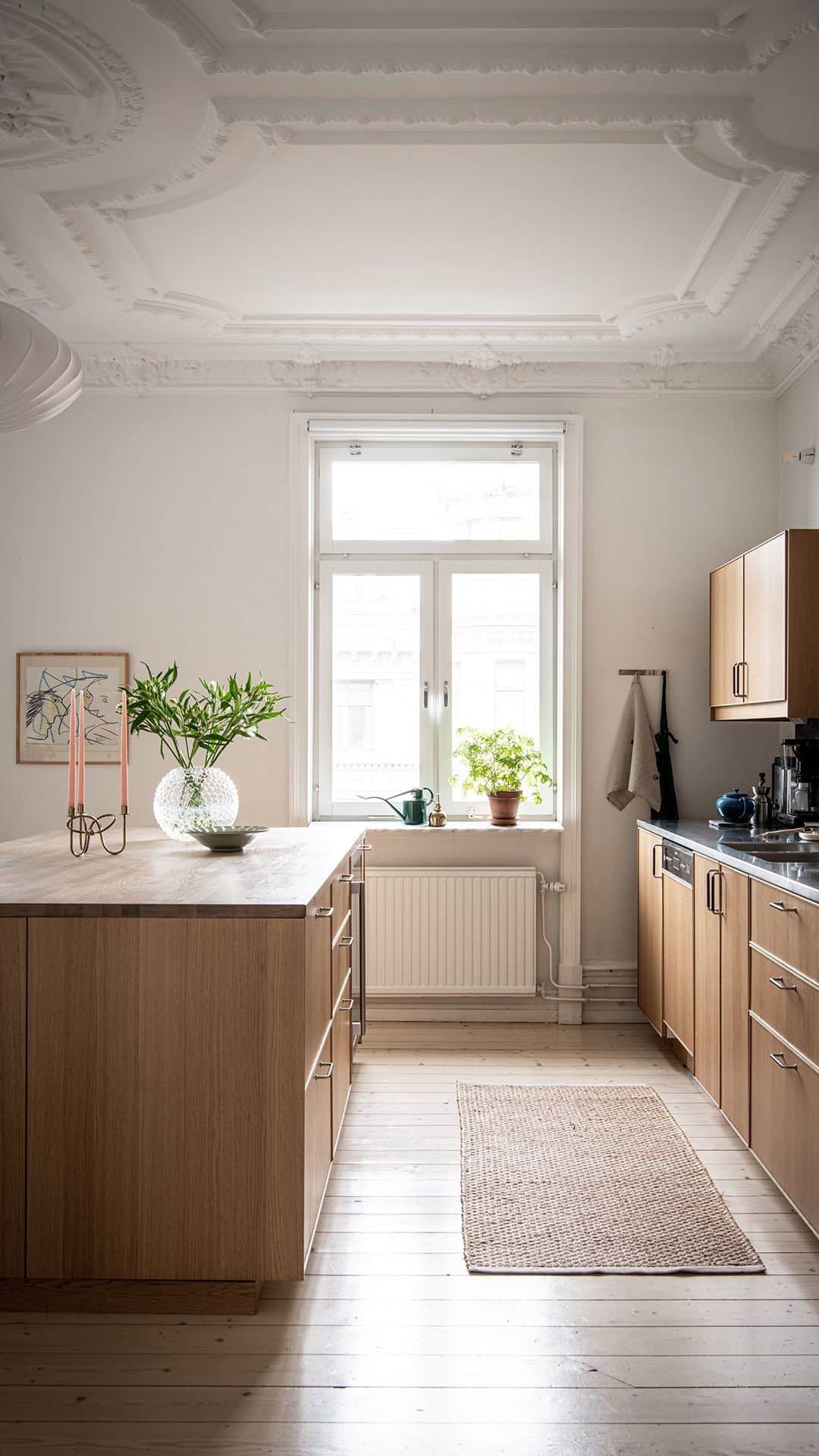 Bjurforsのインスタグラム：「Apartment tour • Drömlik sekelskifteslägenhet anno 1898 🤍  Linnégatan 7 | 3,5 ROK. Styling: @bon.interior   #bjurforscentury #mäklareemeliekronberg #sekelskifte #dreamapartment #kitcheninspiration #beautifulhome」