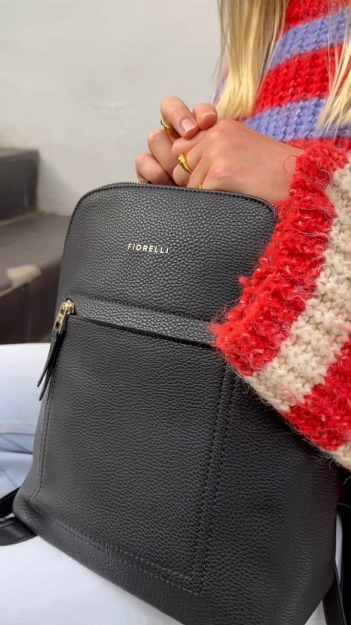 フィオレッリのインスタグラム：「Comfortable confidence with our Eden backpack, available in 2 sizes 🤩 #FiorelliBags」