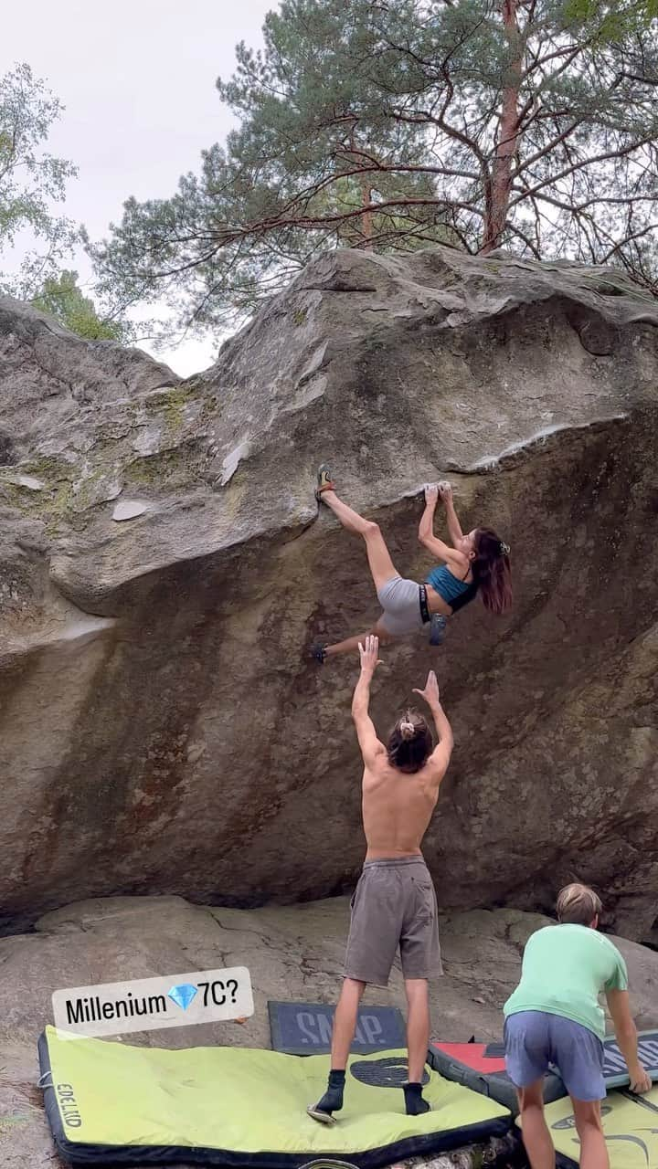 キャロライン・シノのインスタグラム：「Millenium- un must do💎 Un peu haut, gentil pour la cotation [7C+], mais très beau et c’est ça qui est important👌 Aussi bizarre que ça paraisse, le bloc a été ouvert en désescalade et c’est assez flippant.  @crimpoilofficial #recoverfaster @arkose.climbing #arkoesheroes @girlsinbleau @snap.climbing @frictionlabs @scarpaspa @thenorthfacefr」