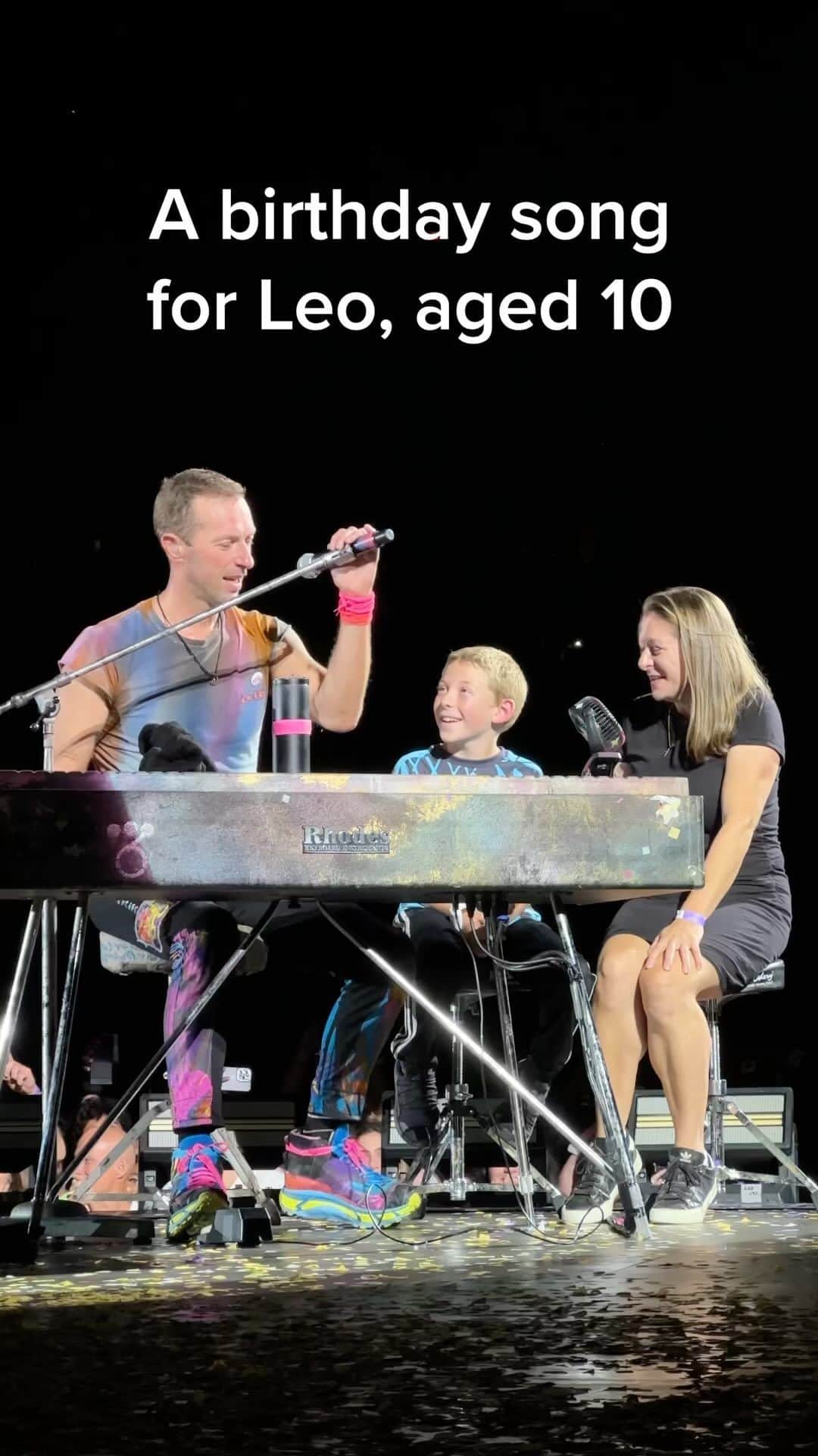 Coldplayのインスタグラム：「A birthday song for Leo, aged 10 #ColdplayVancouver #Coldplay  📹 @p.thechemist」