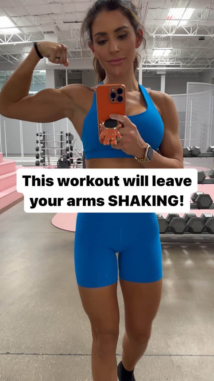 Alexia Clarkのインスタグラム：「What else leaves your arms shaking?!!  Drying my hair is NO joke and I’m not even going to TRY round brushing! I don’t have the coordination for that 😂😂   www.Alexia-Clark.com   #arms #armworkout #biceps」