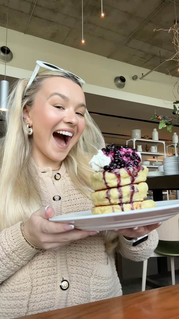 のインスタグラム：「This Toronto restaurant is serving their famous pancakes for $1 today!!! 🤯🥞🫐   📍 @mildredstemplekitchen   •  •  • #toronto #torontorestaurants #torontofood #torontofoodie #torontoeats #foodies #pancaketuesday #pancakes #pancakes🥞」